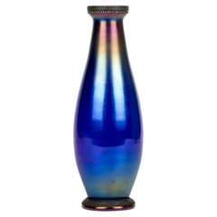 Bohemia Art Nouveau Jarrón de cristal iridiscente montado en metal