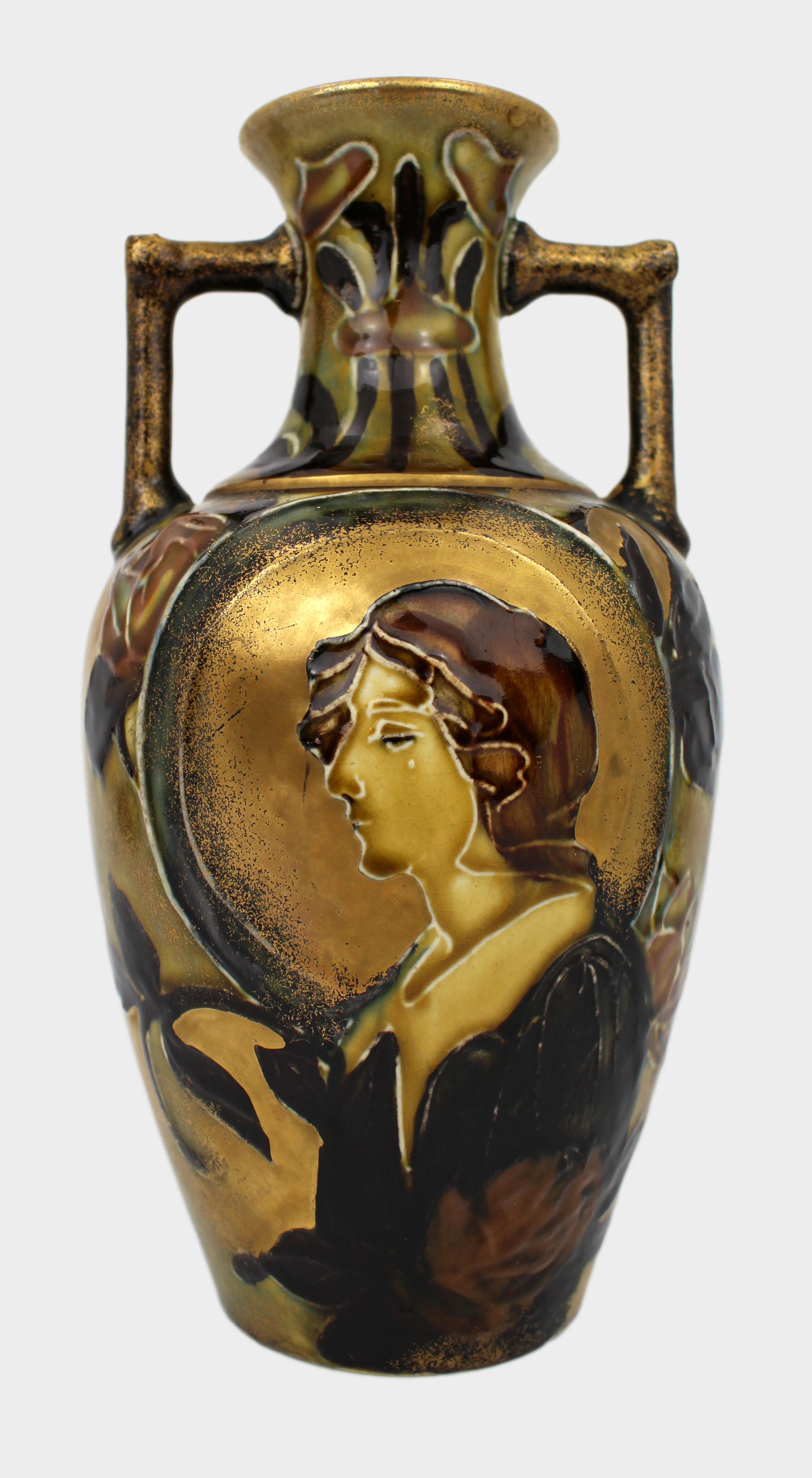 Vase à portrait de style Art nouveau bohème à la manière d'Amphora, vers 1900
Un beau vase en poterie Art nouveau de Bohême, datant d'environ 1900, et exécuté à la manière d'Amphora (Riessner, Stellmacher & Kessel), Turn-Teplitz.

Le vase est de