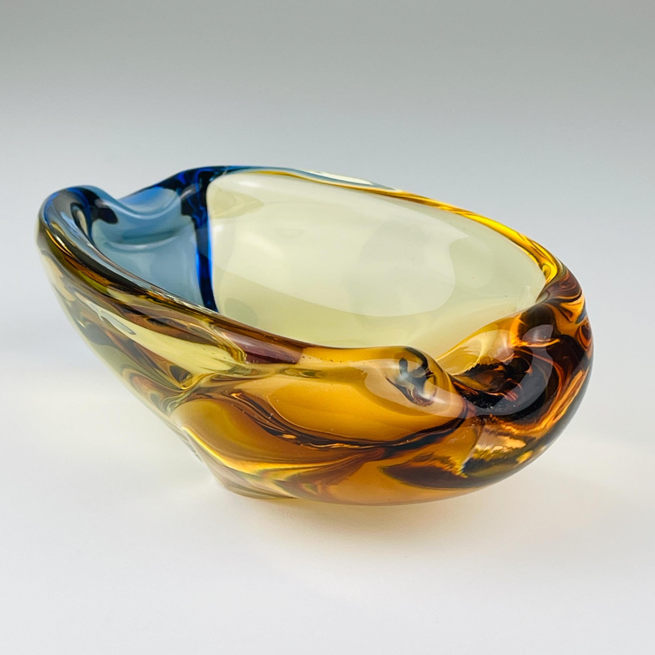Vetro artistico Posacenere boemo Romana di Hana Machovska per Mstisov Glassworks, Repubblica Ceca, anni '60 in vendita