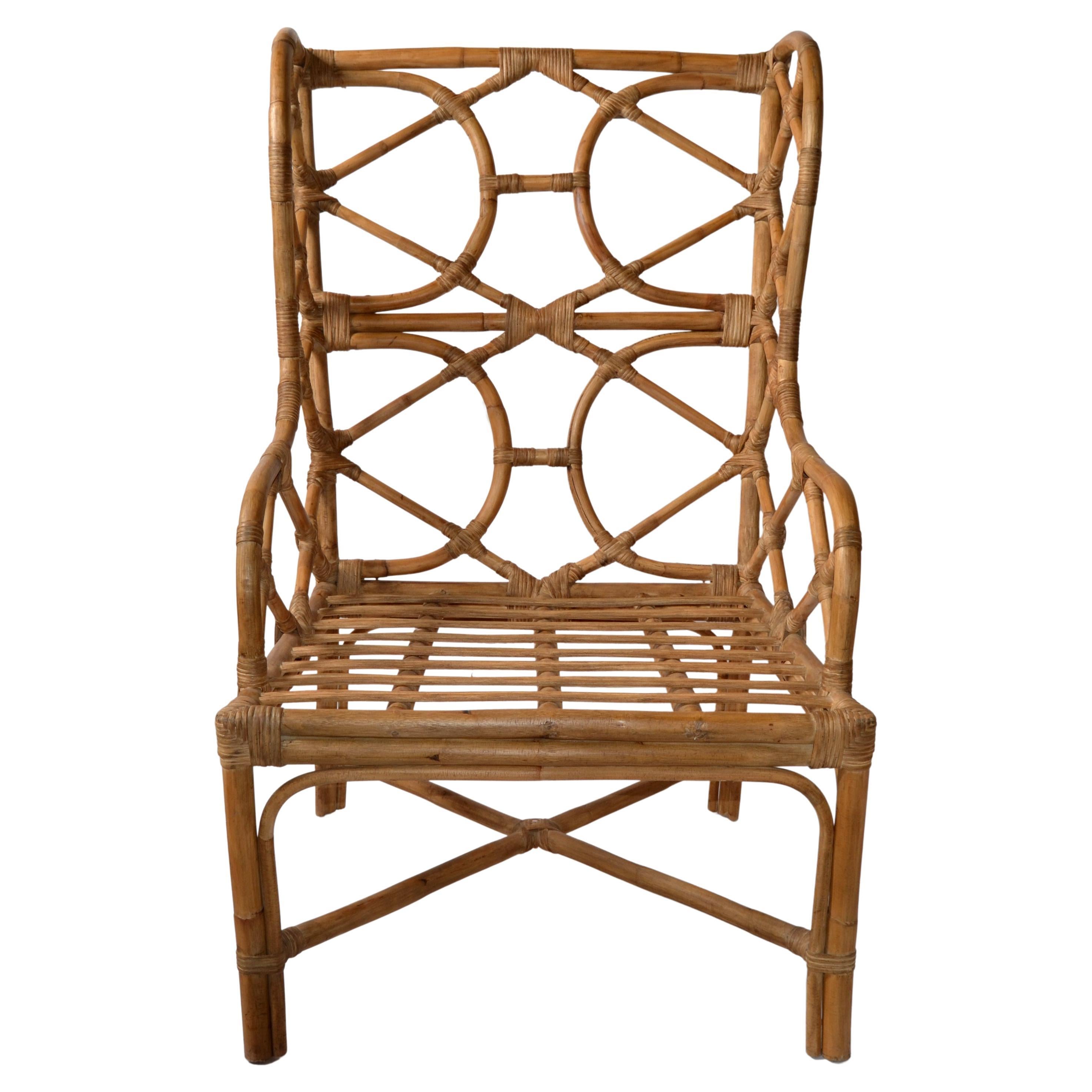 Justo a tiempo para el verano, esta escultural Silla Lounge con respaldo alto de bambú curvado, caña y junco, con base de camilla en X. 
Todo hecho a mano y producido en EE.UU. a finales de la década de 1970. El material perfecto para interiores y