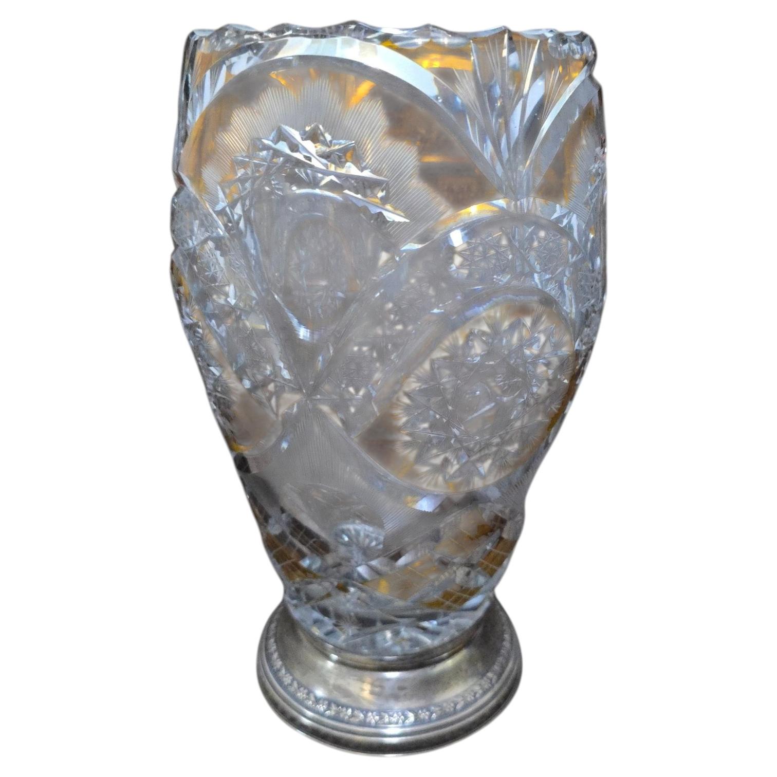 Jarrón bohemio de cristal tallado bicolor con base de plata, siglo XX