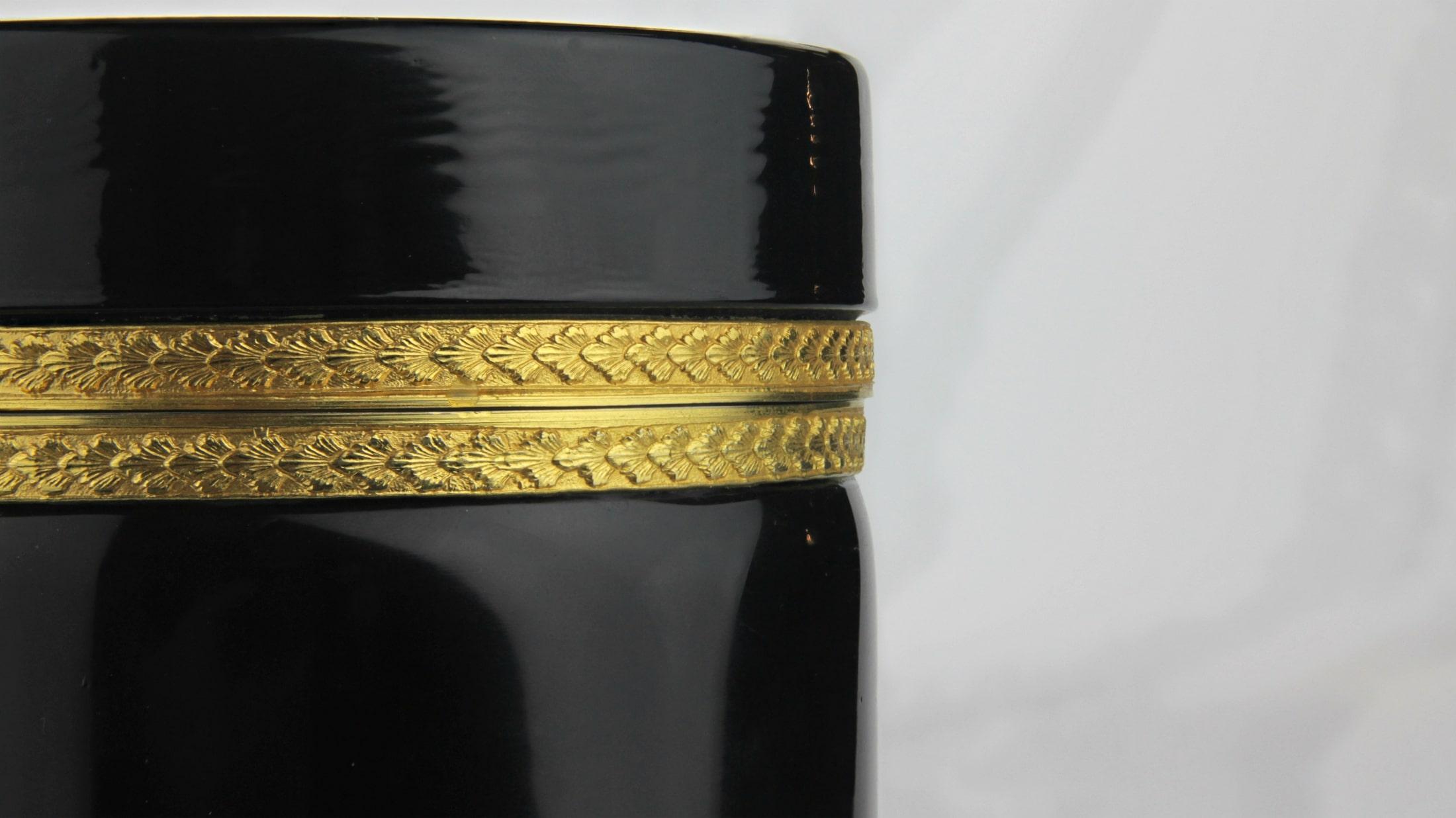 20ième siècle Boîte bohème en verre avec améthyste noire attribuée à Moser en vente