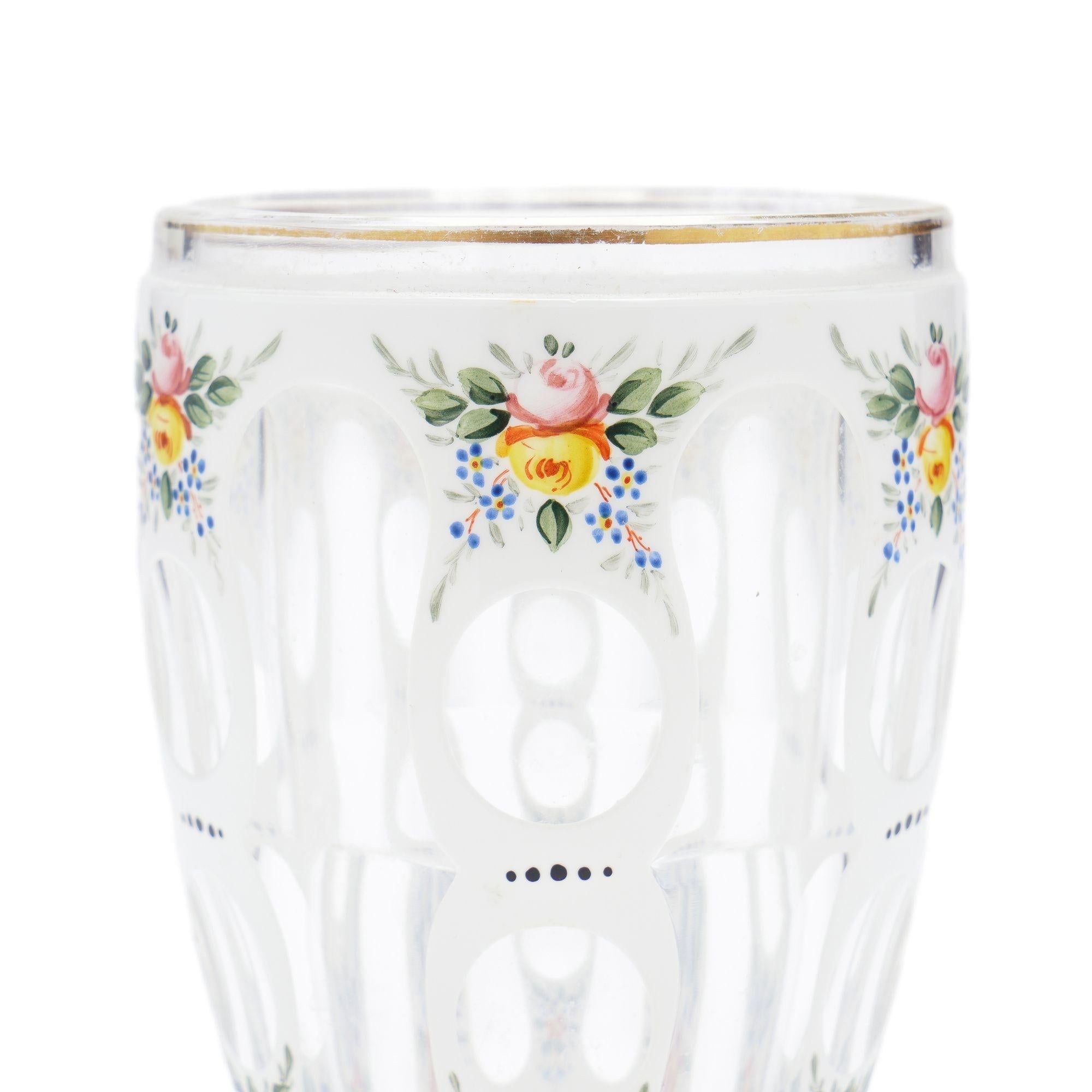 Vaso de vidrio soplado de Bohemia con esmalte superpuesto, c. 1825-45 en Bueno estado para la venta en Kenilworth, IL