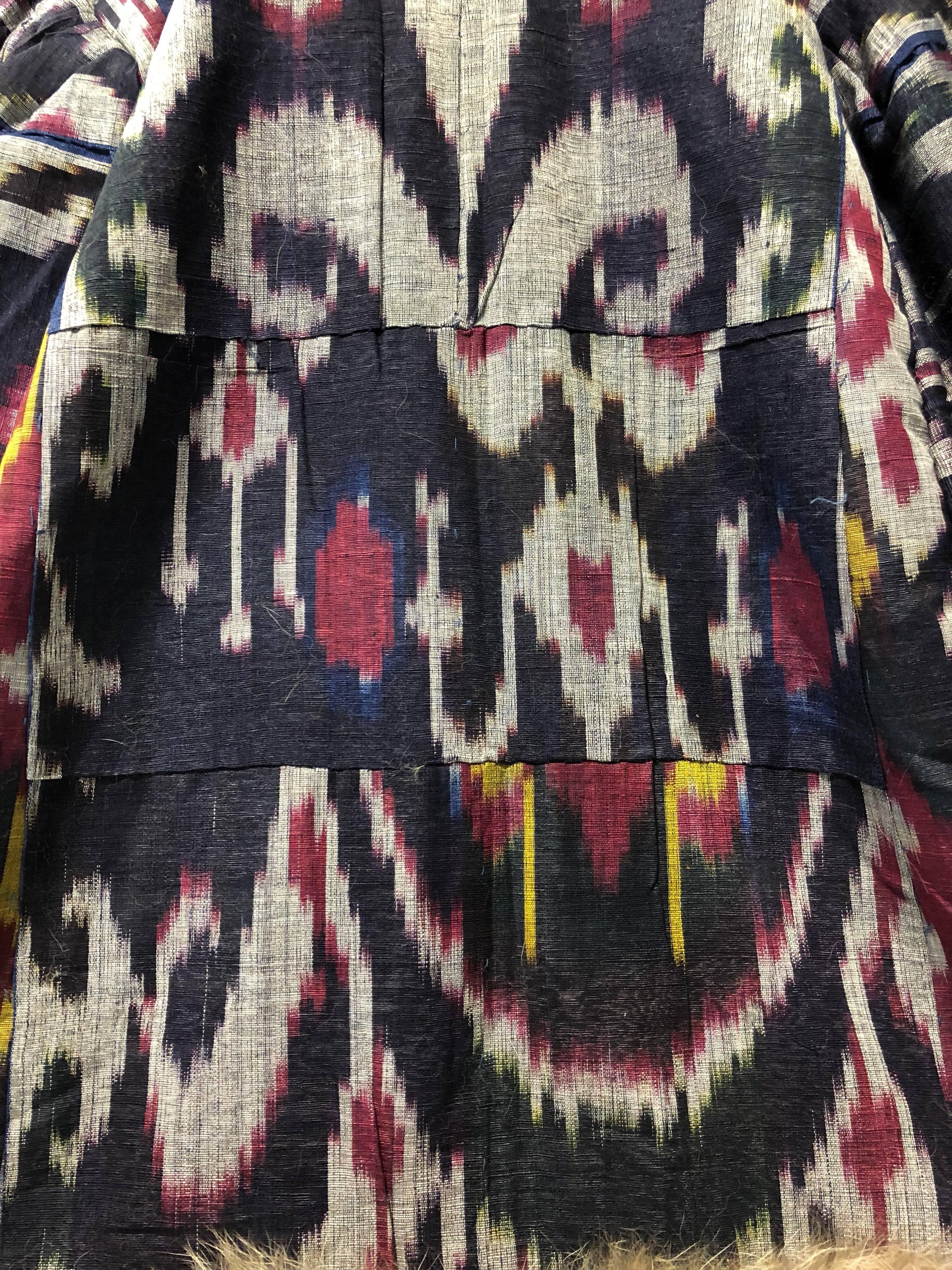 Capelet de cheminée de Bohème en soie bleue et argentée à motif Ikat avec bordure en fourrure de renard argenté en vente 1