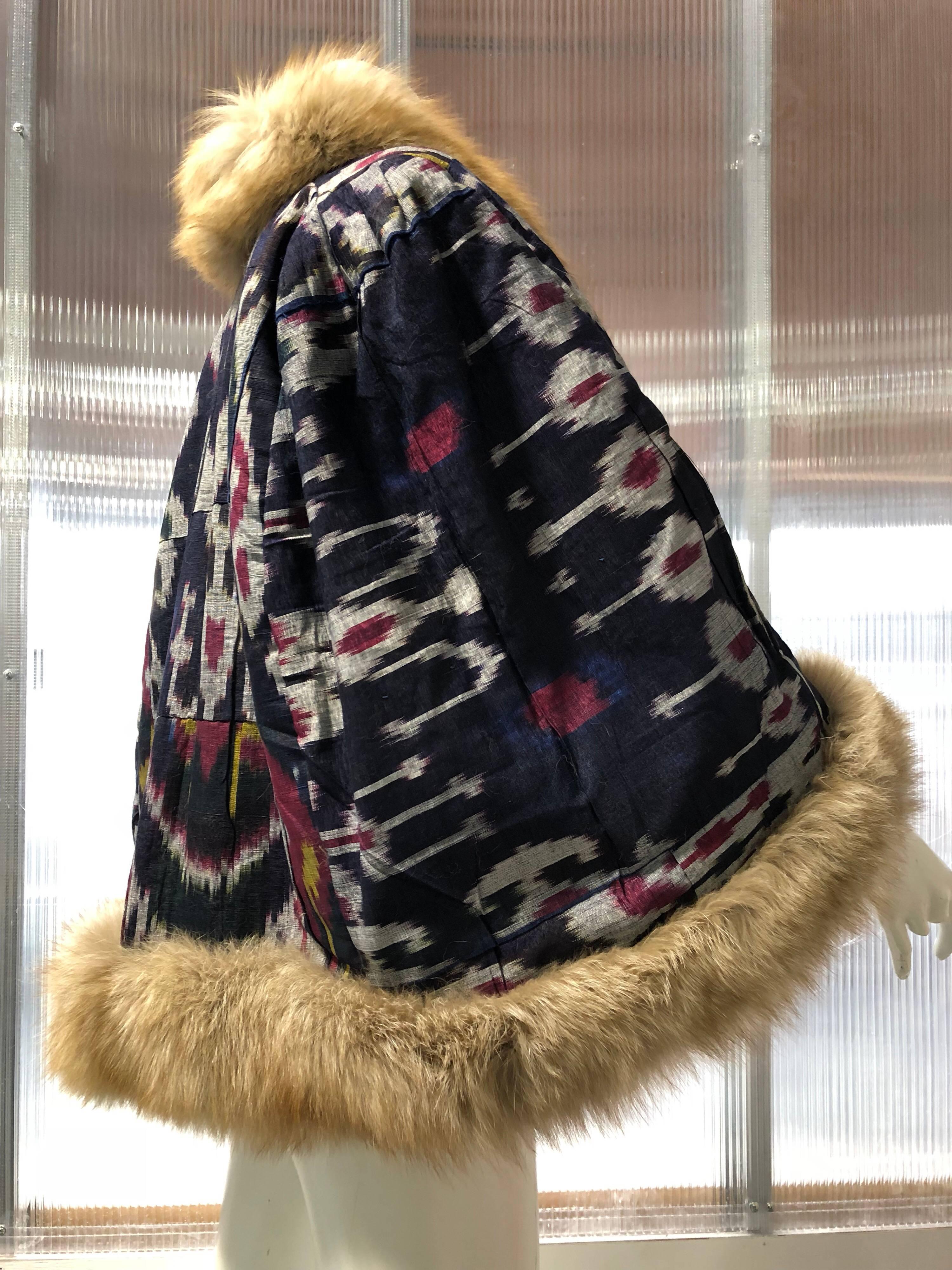 Bohemian Blue & Silver Silk Ikat Pattern Mantle Capelet W/ Silver Fox Fur Trim In Excellent Condition For Sale In Gresham, OR