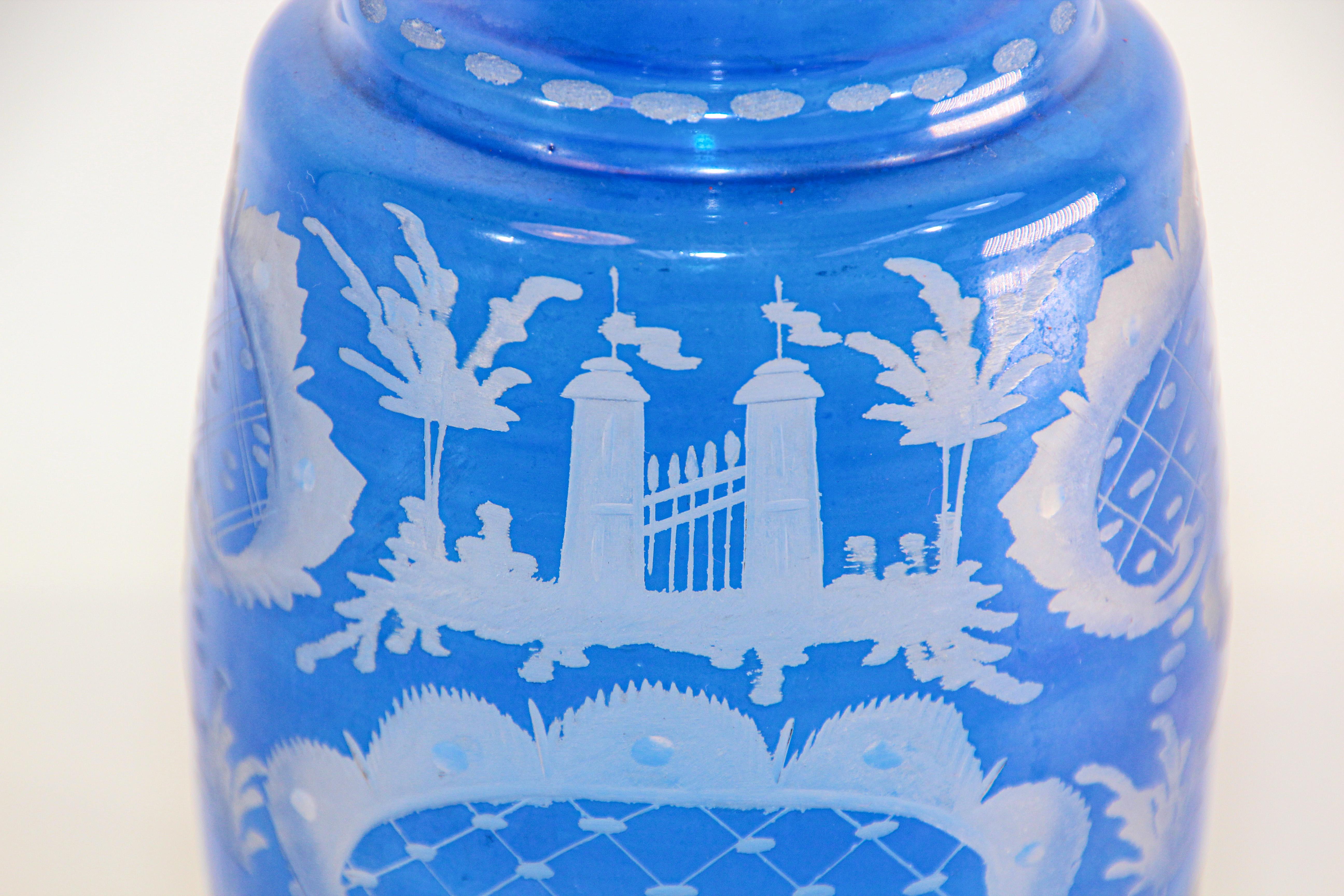 Decantador con Tapa de Botella de Cristal Grabado Antiguo Azul de Bohemia Checo en venta