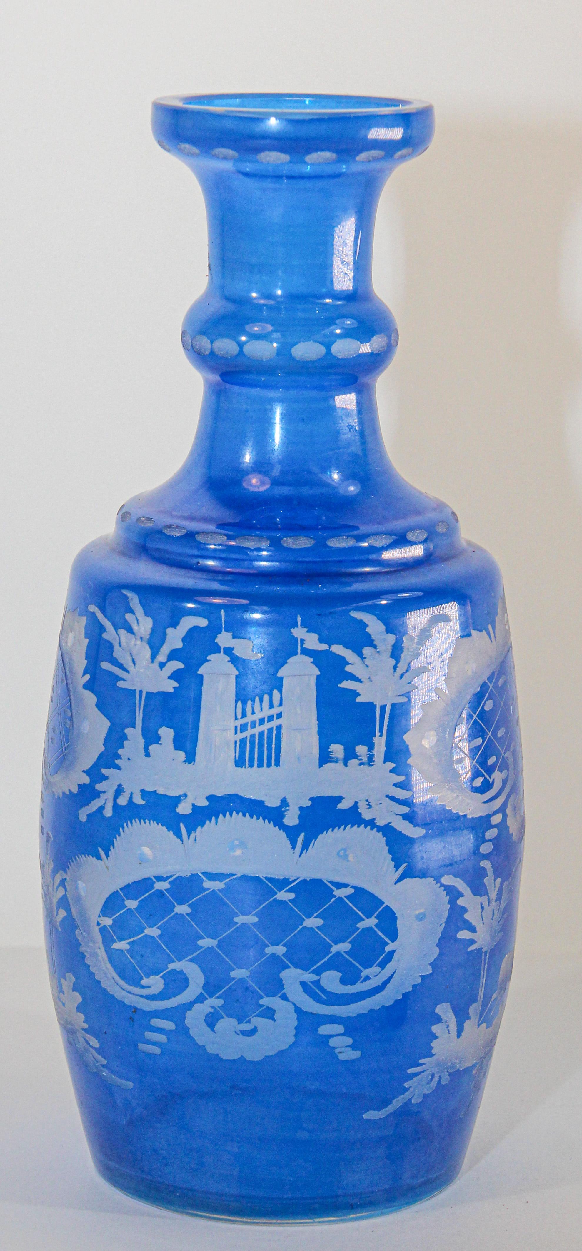 Decantador con Tapa de Botella de Cristal Grabado Antiguo Azul de Bohemia en venta 2