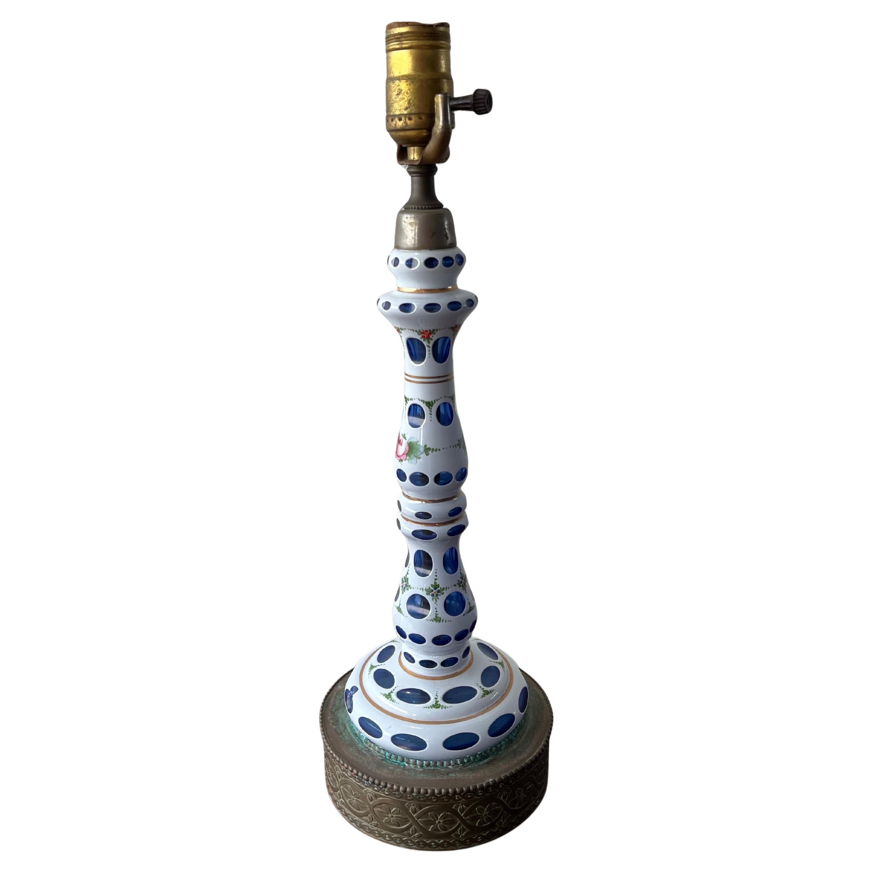Tischlampe aus böhmischem blauem Glas mit weißem Überfang, Anfang 20.