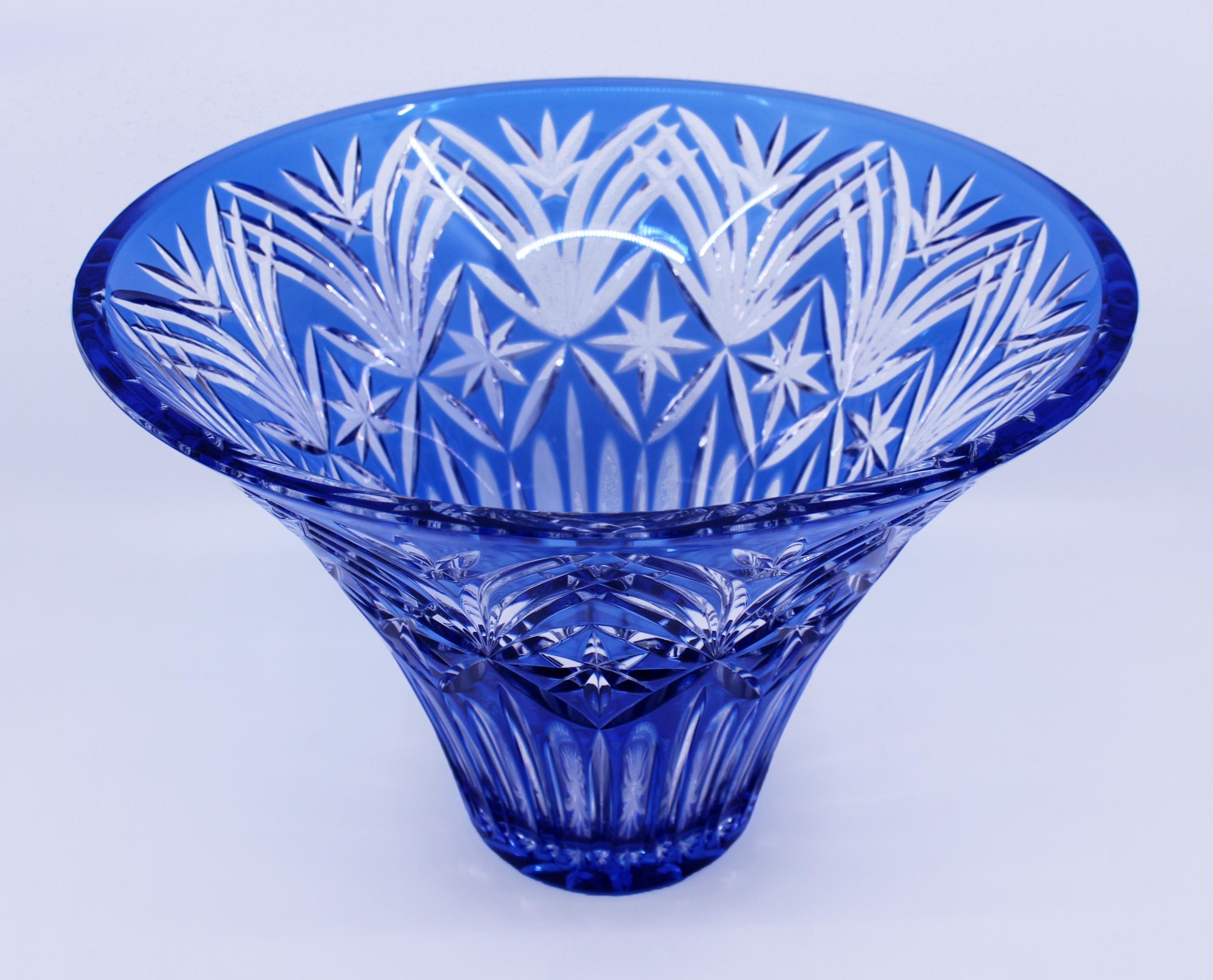 Européen Vase centre de table en cristal taillé et superposé bleu bohème en vente