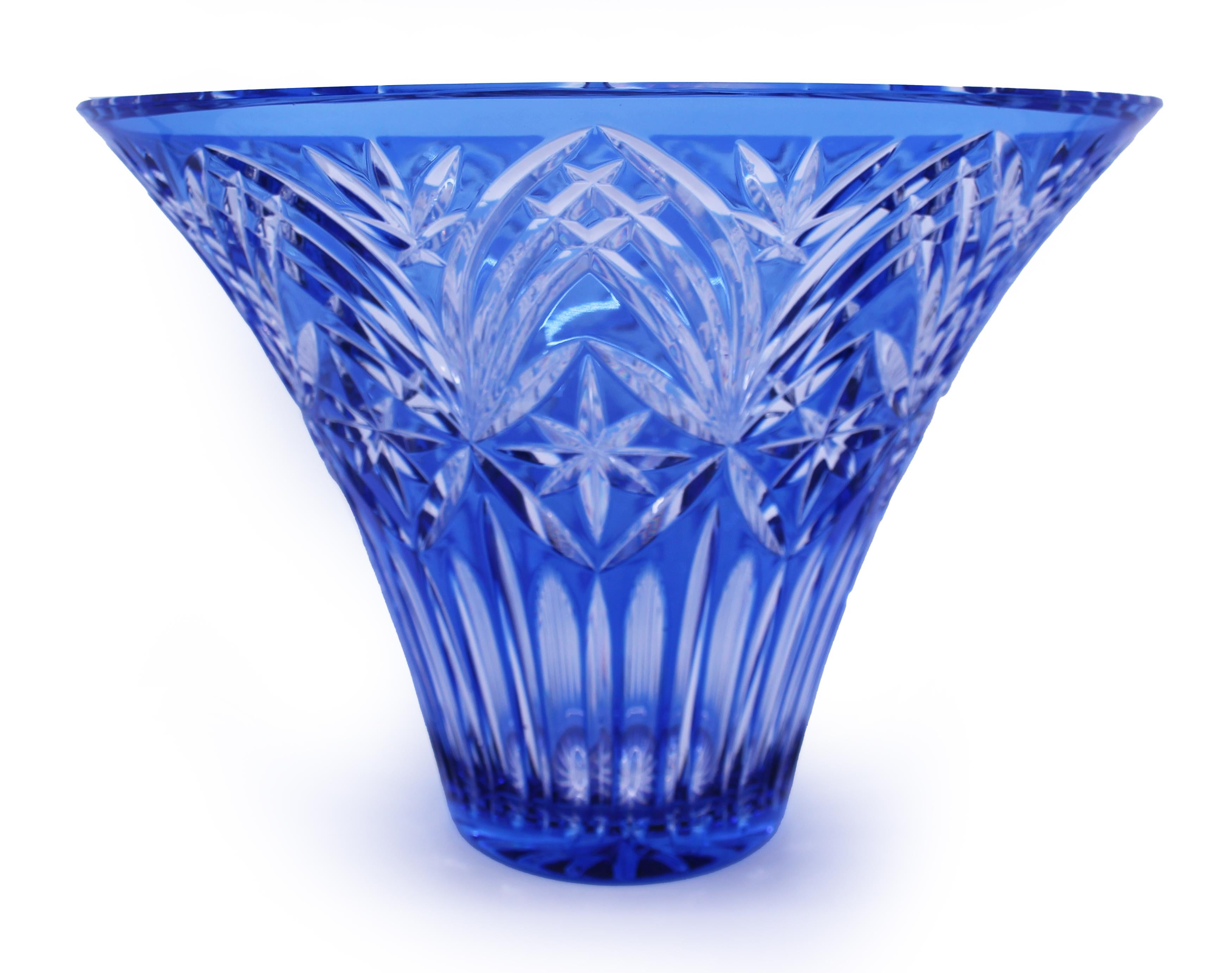 Vase centre de table en cristal taillé et superposé bleu bohème Bon état - En vente à Worcester, GB