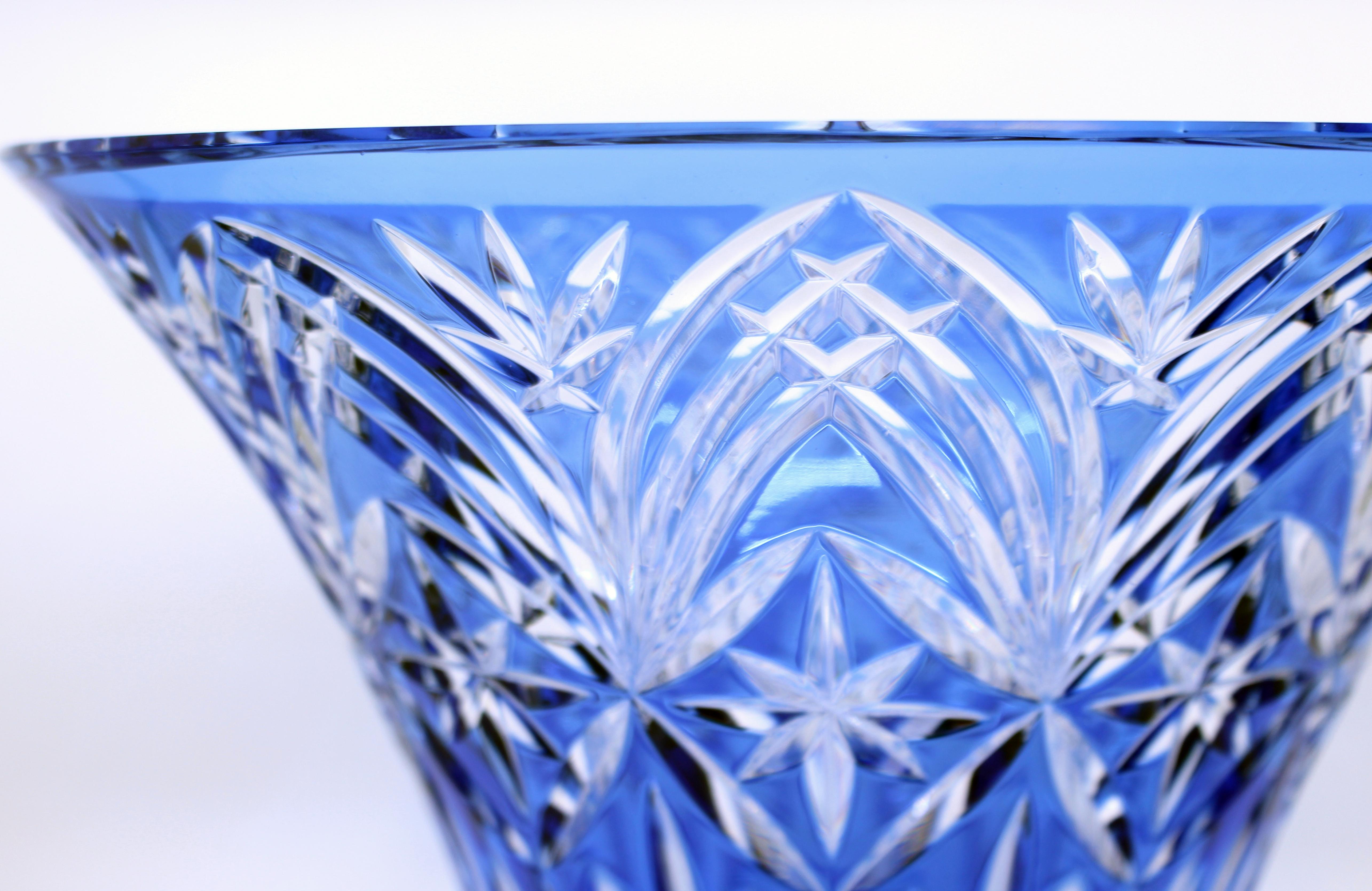 20ième siècle Vase centre de table en cristal taillé et superposé bleu bohème en vente