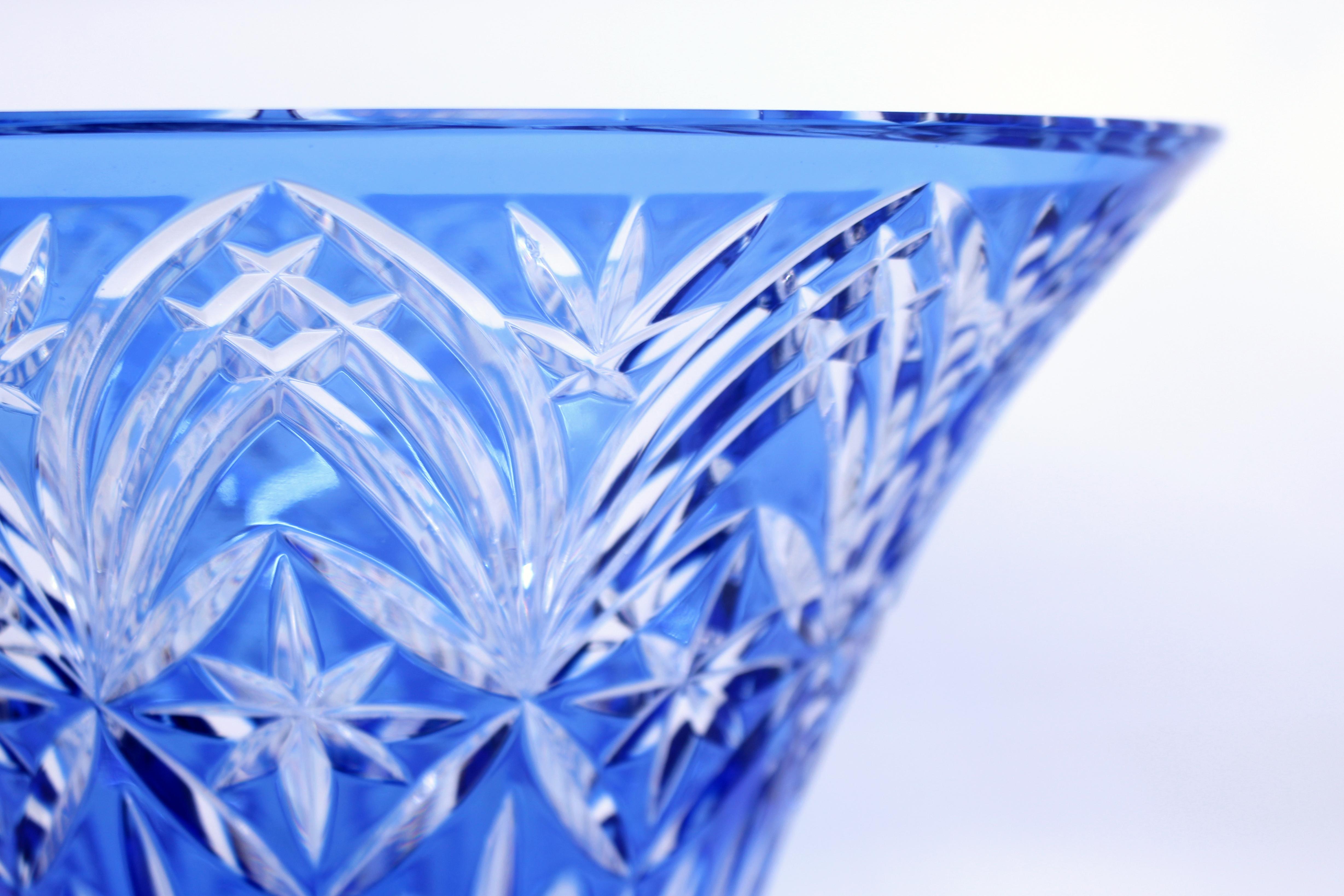 Verre taillé Vase centre de table en cristal taillé et superposé bleu bohème en vente