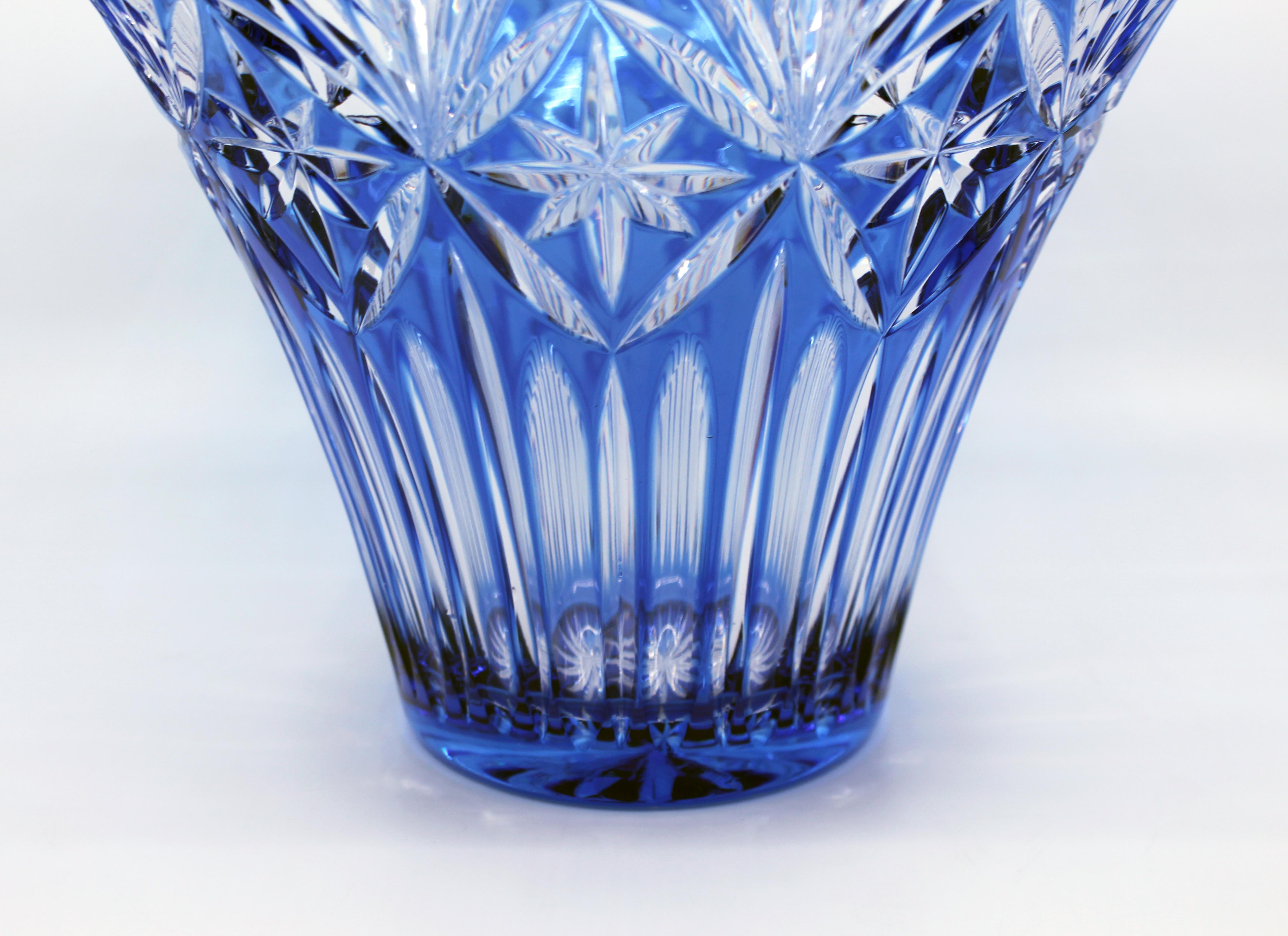 Vase centre de table en cristal taillé et superposé bleu bohème en vente 1