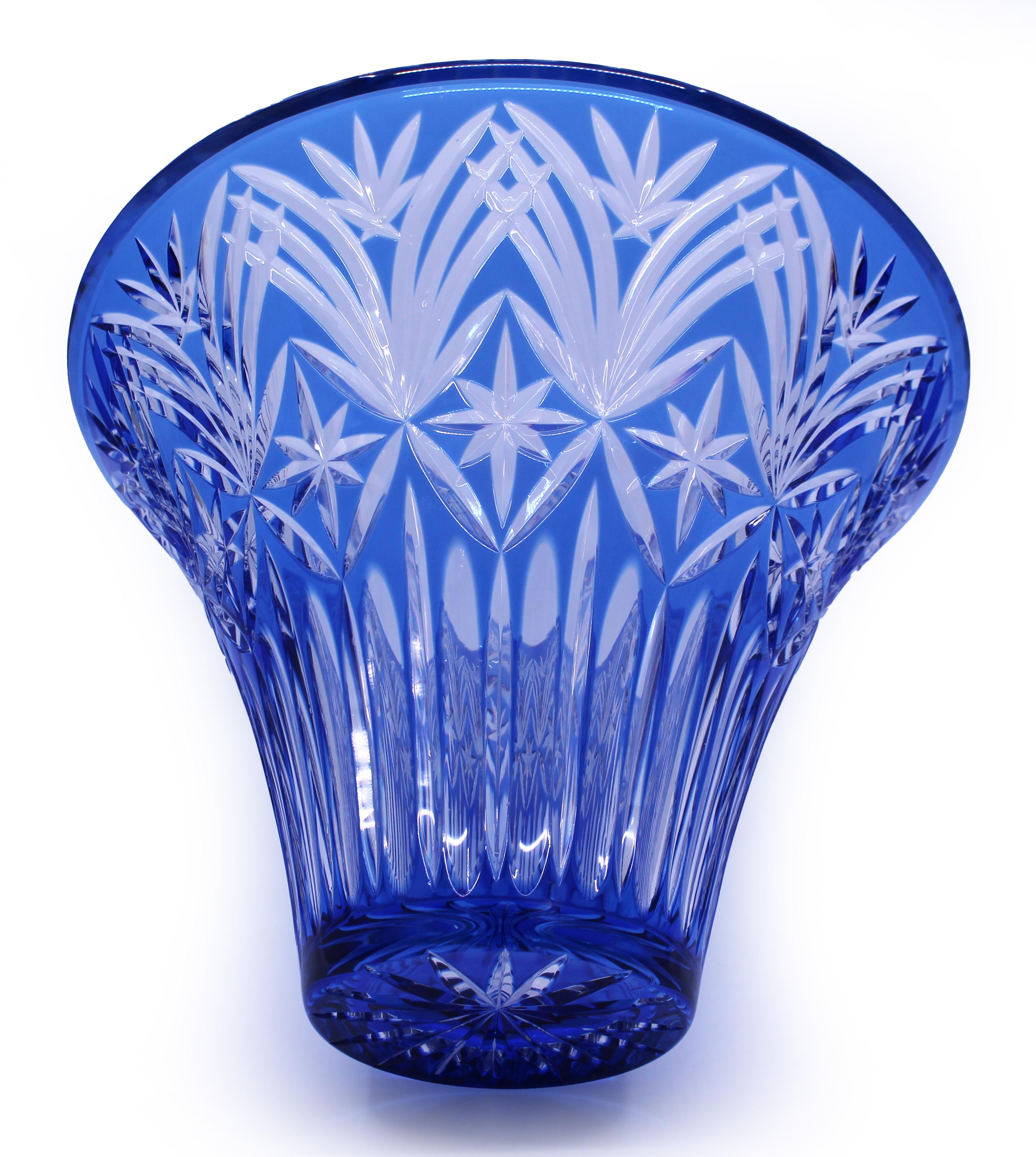 Vase centre de table en cristal taillé et superposé bleu bohème en vente 3