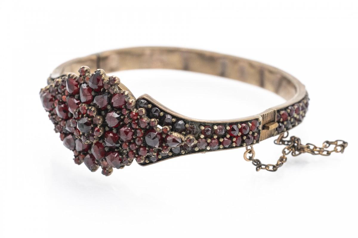 Antique garnet bracelet with a nice, deep red color. The bracelet comes from the Czech Republic from the end of the 19th century. Comfortable and safe clasp with a chain.
Very good condition, appropriate to the age of the product.
Internal