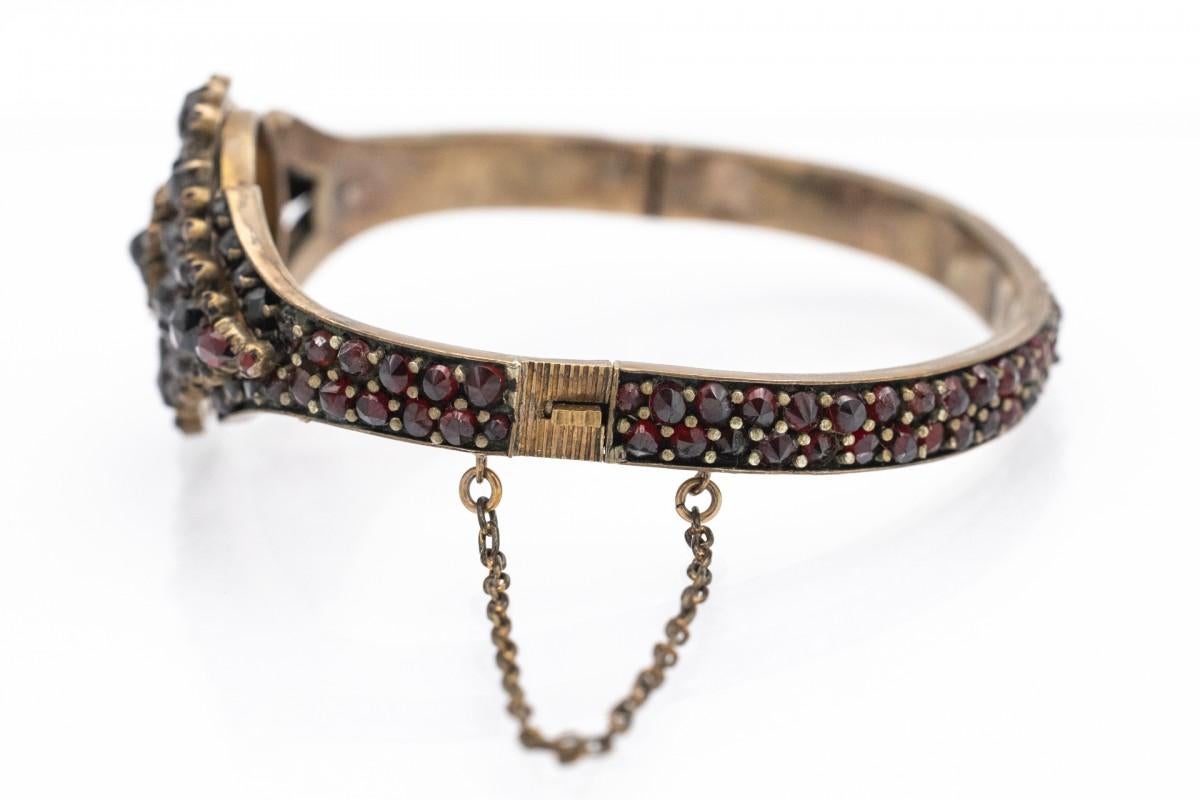 Round Cut Bohemian bracelet with garnets, late 19th century. For Sale