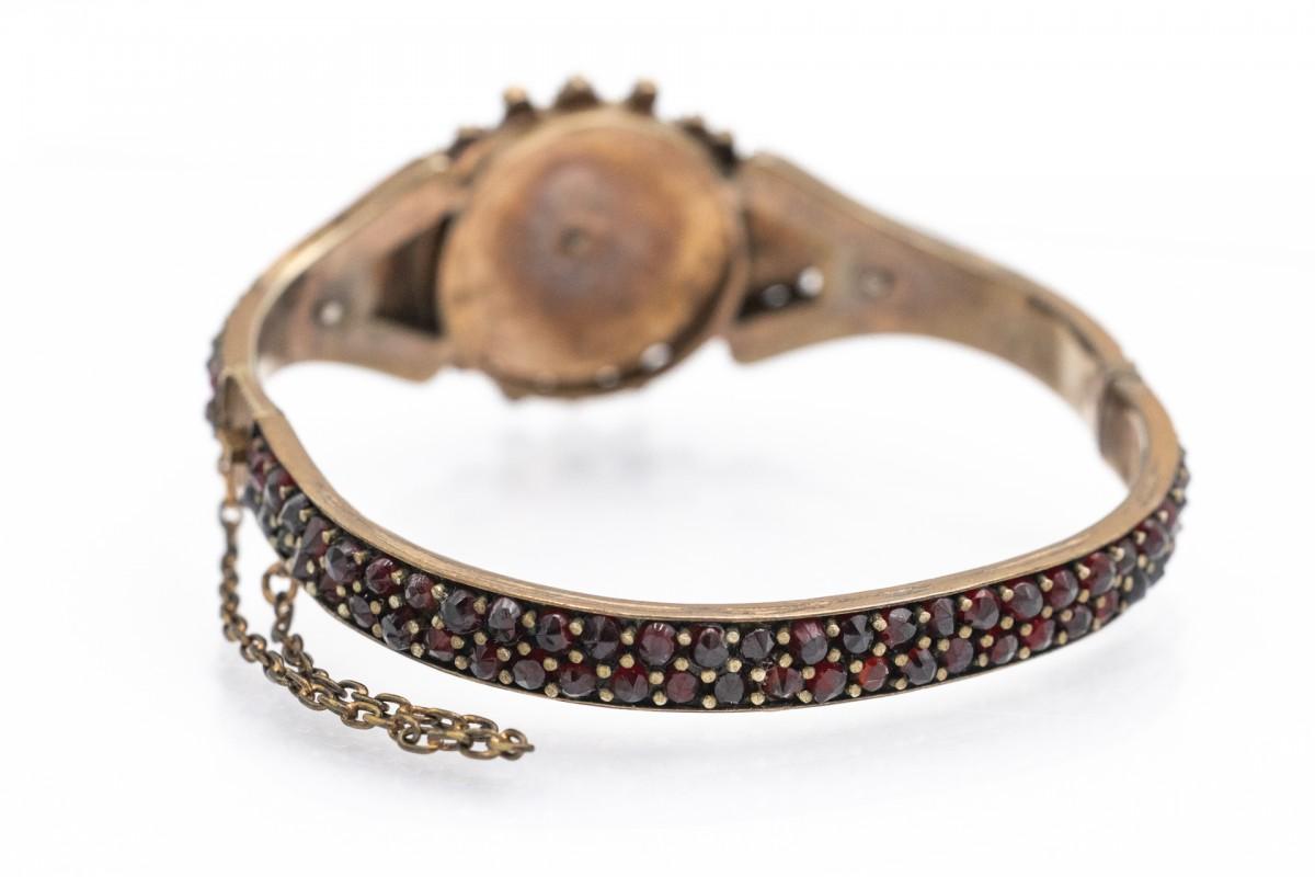 Women's or Men's Bohemian bracelet with garnets, late 19th century. For Sale