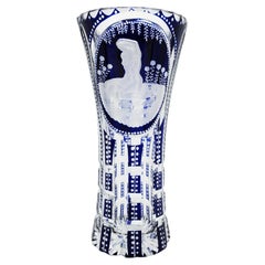 Böhmische Vase aus geschnitztem Glas in Kobaltblau