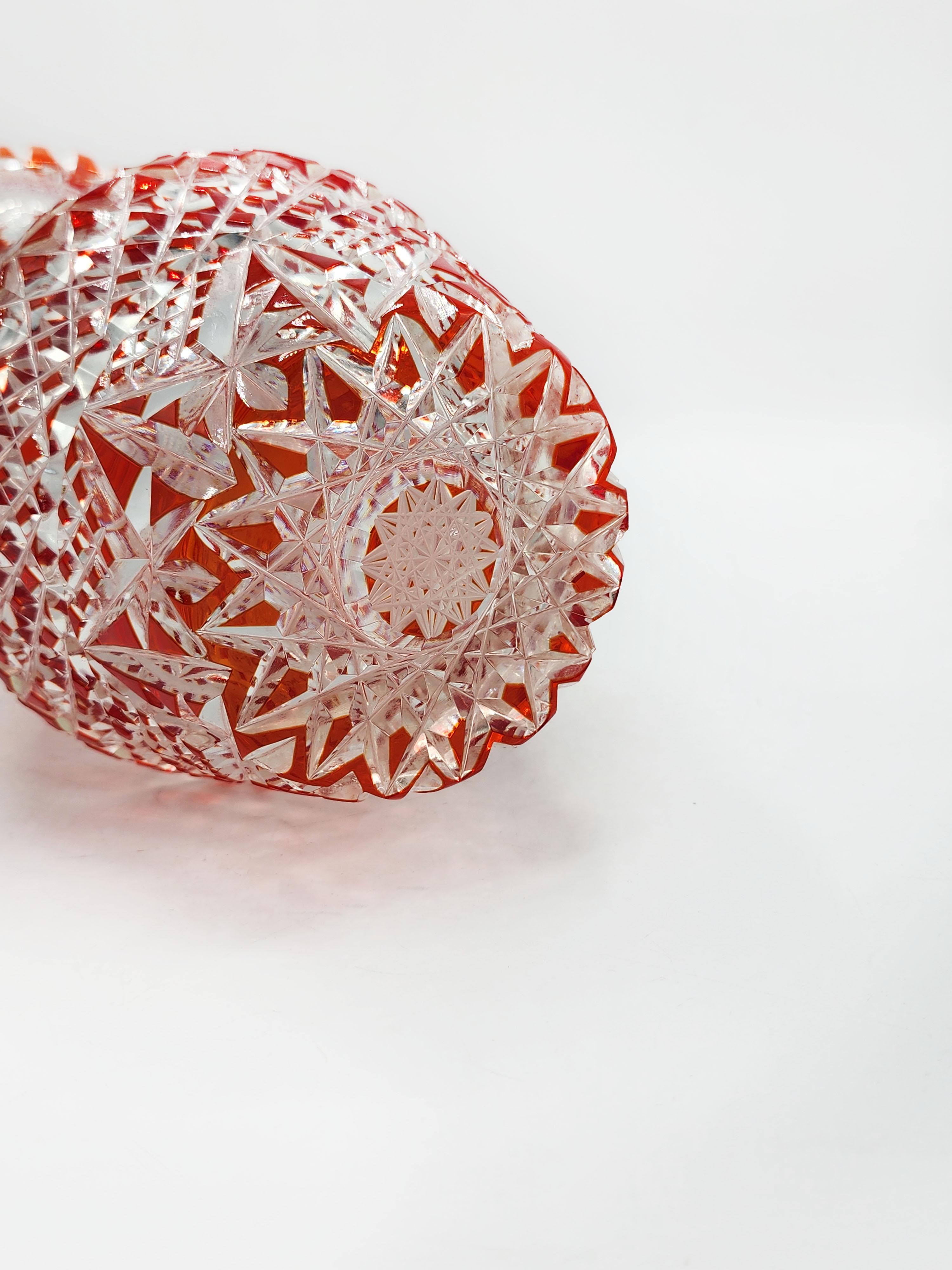Vase de Bohème en verre sculpté de couleur rouge 20ème siècle
Magnifique vase décoratif avec un motif découpé complexe. Le vase est à dominante rouge et claire et présente des motifs complexes, notamment des formes géométriques et ce qui semble être