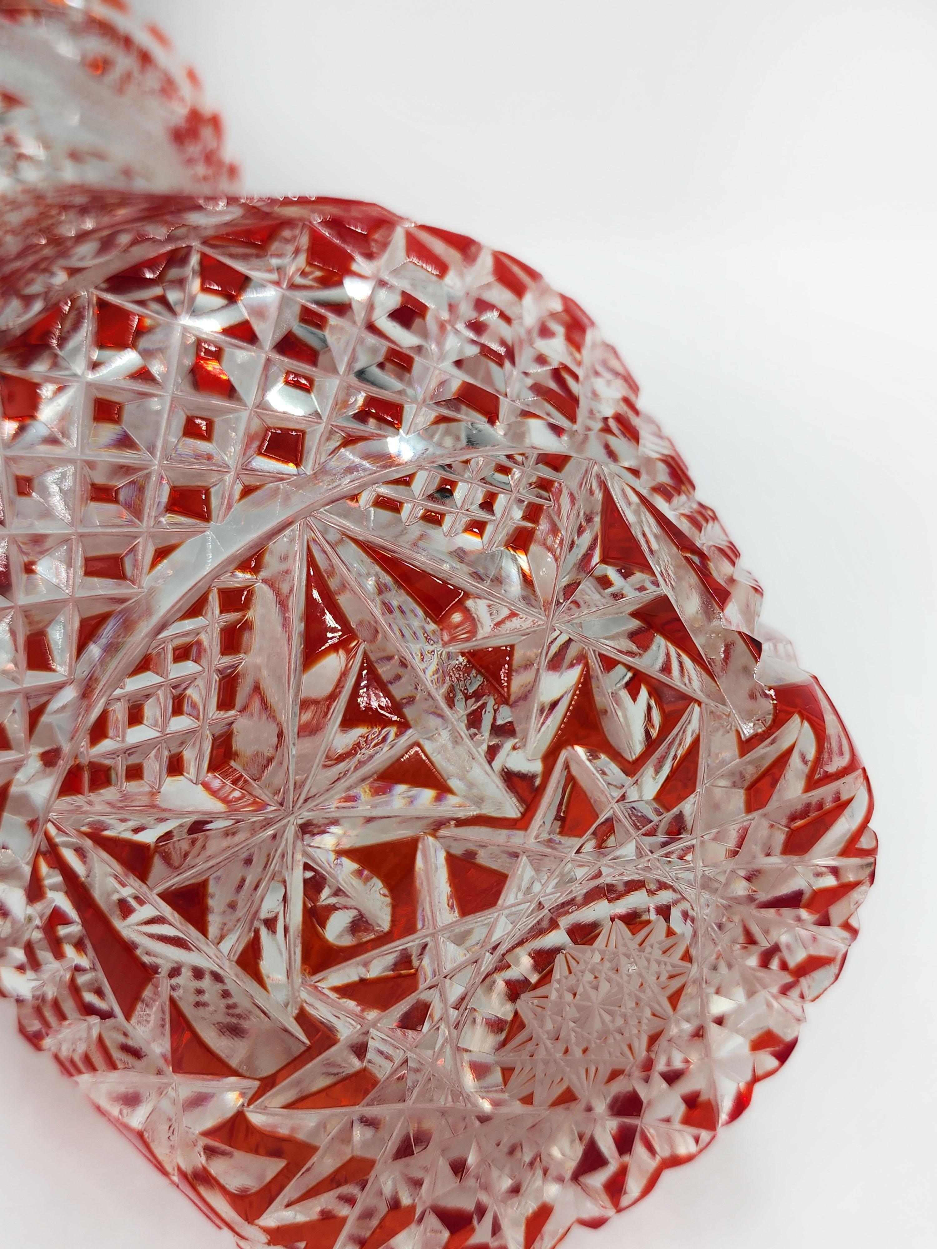 Belle Époque Vase de Bohème en verre sculpté de couleur rouge 20ème siècle en vente