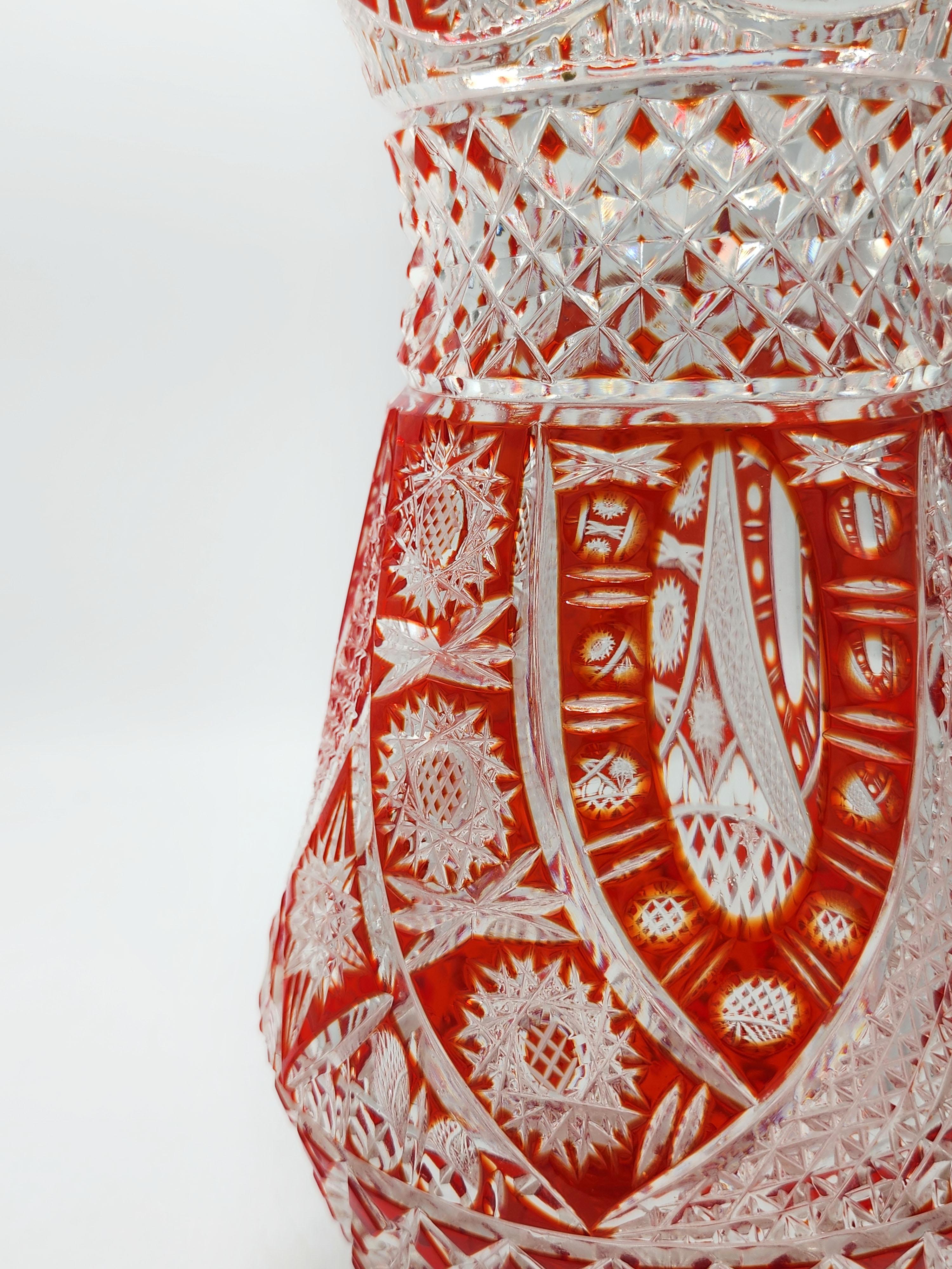 Tchèque Vase de Bohème en verre sculpté de couleur rouge 20ème siècle en vente