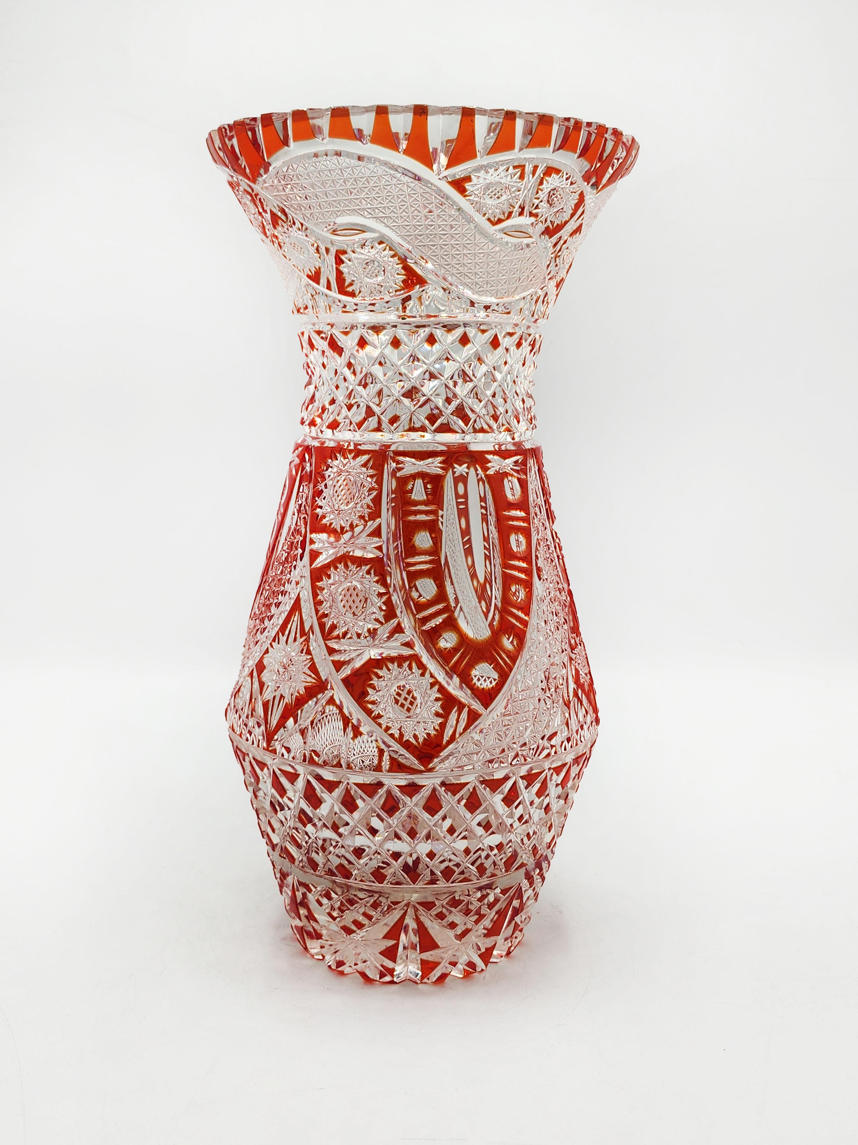 Vase de Bohème en verre sculpté de couleur rouge 20ème siècle Bon état - En vente à Autonomous City Buenos Aires, CABA