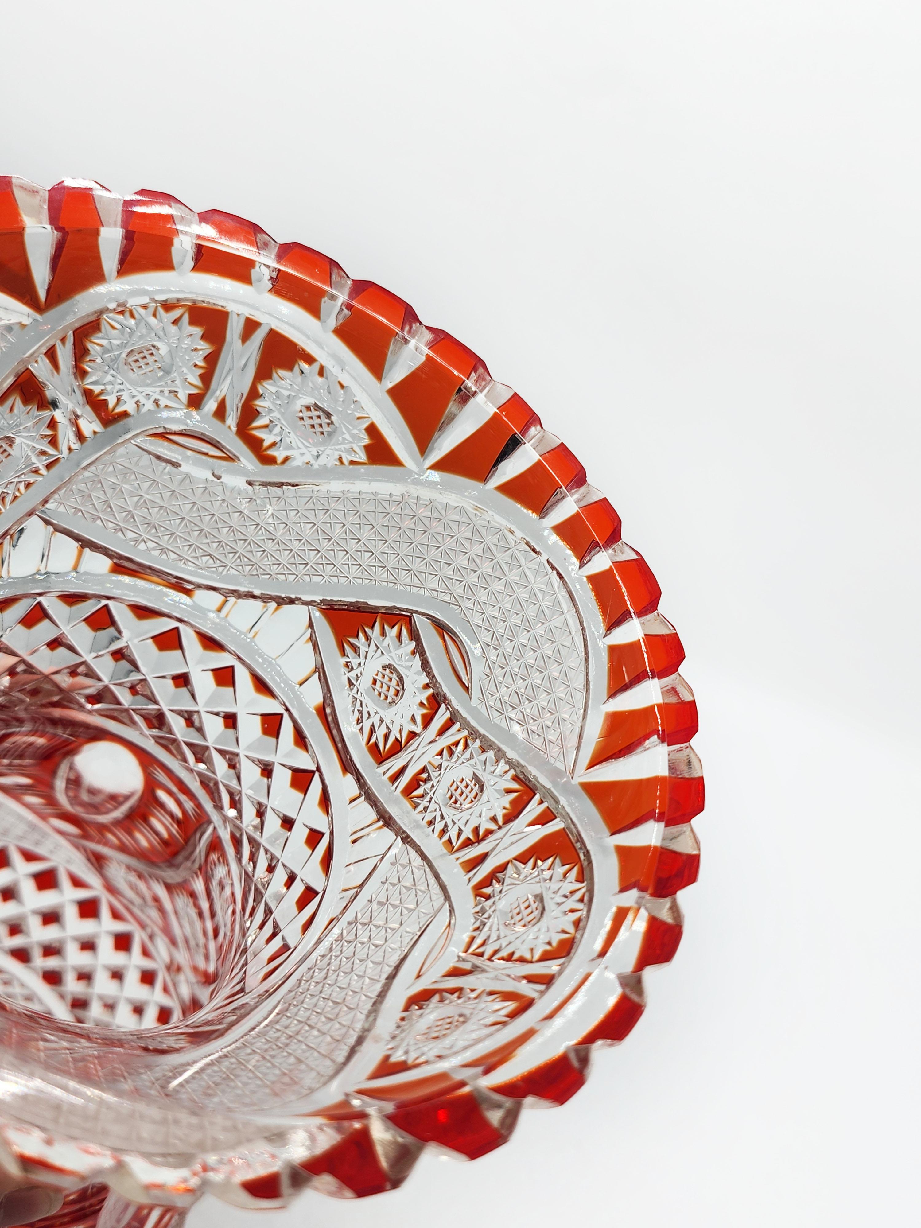 20ième siècle Vase de Bohème en verre sculpté de couleur rouge 20ème siècle en vente