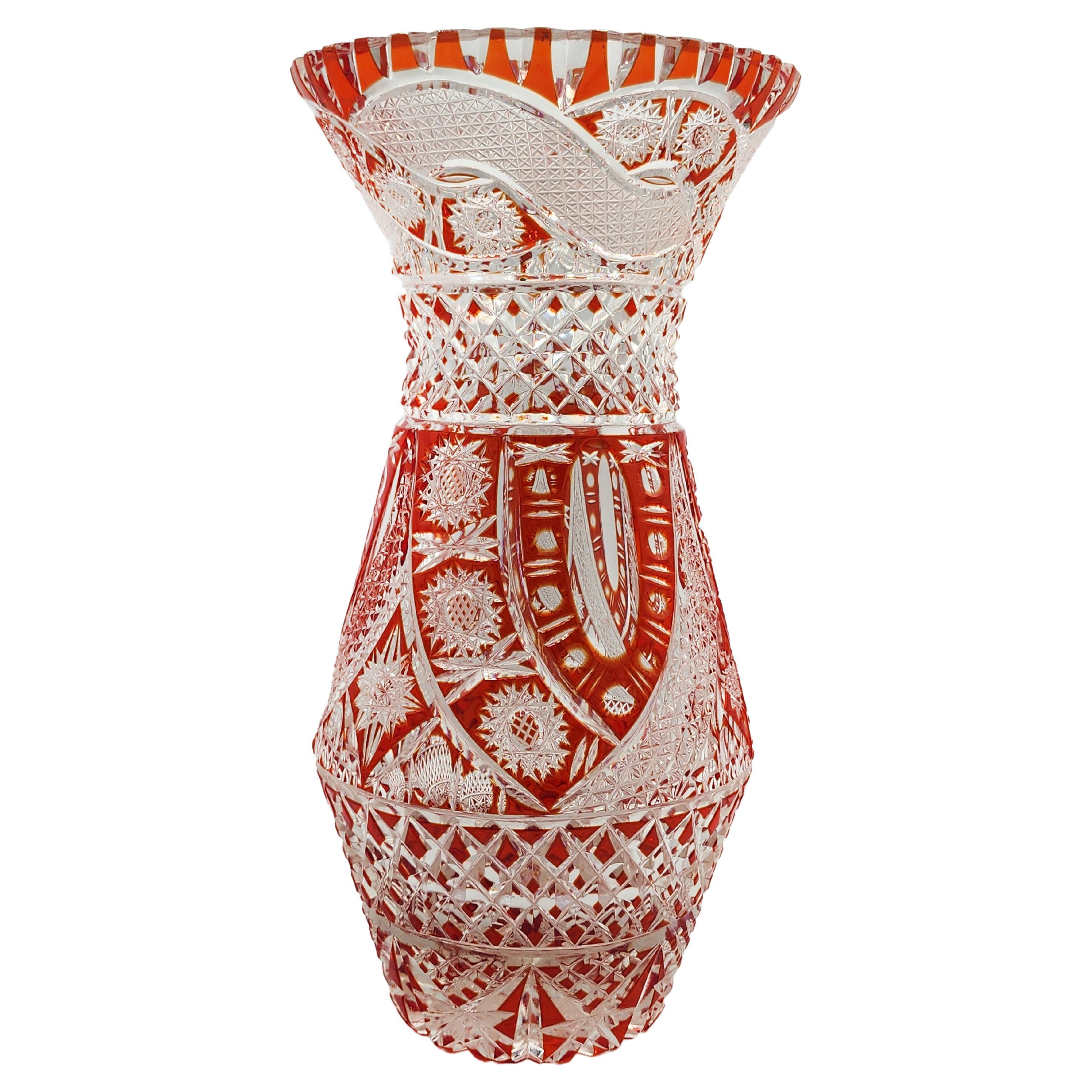 Vase de Bohème en verre sculpté de couleur rouge 20ème siècle