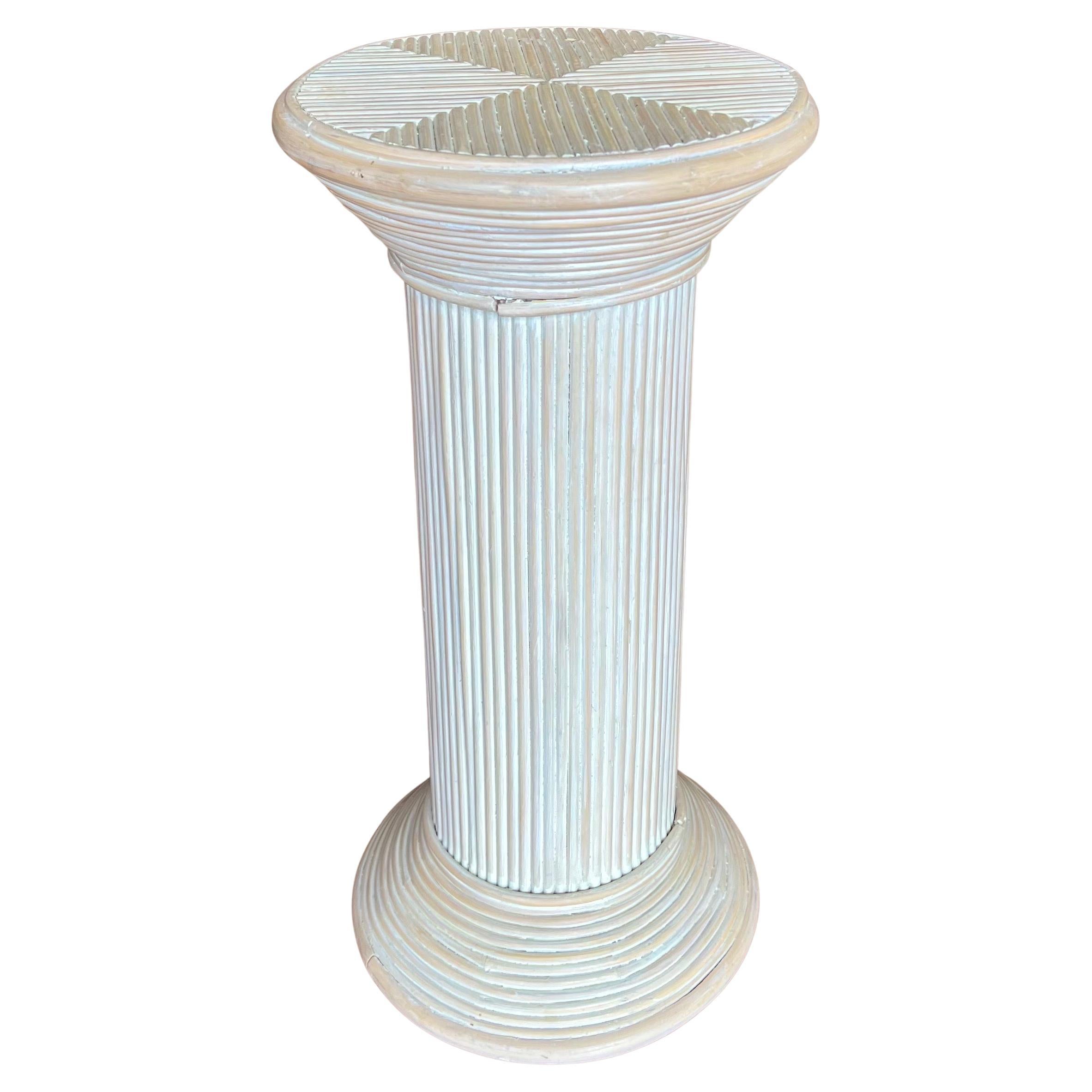 Columna de pedestal con pantalla de ratán Bohemia Coastal Pencil Reed