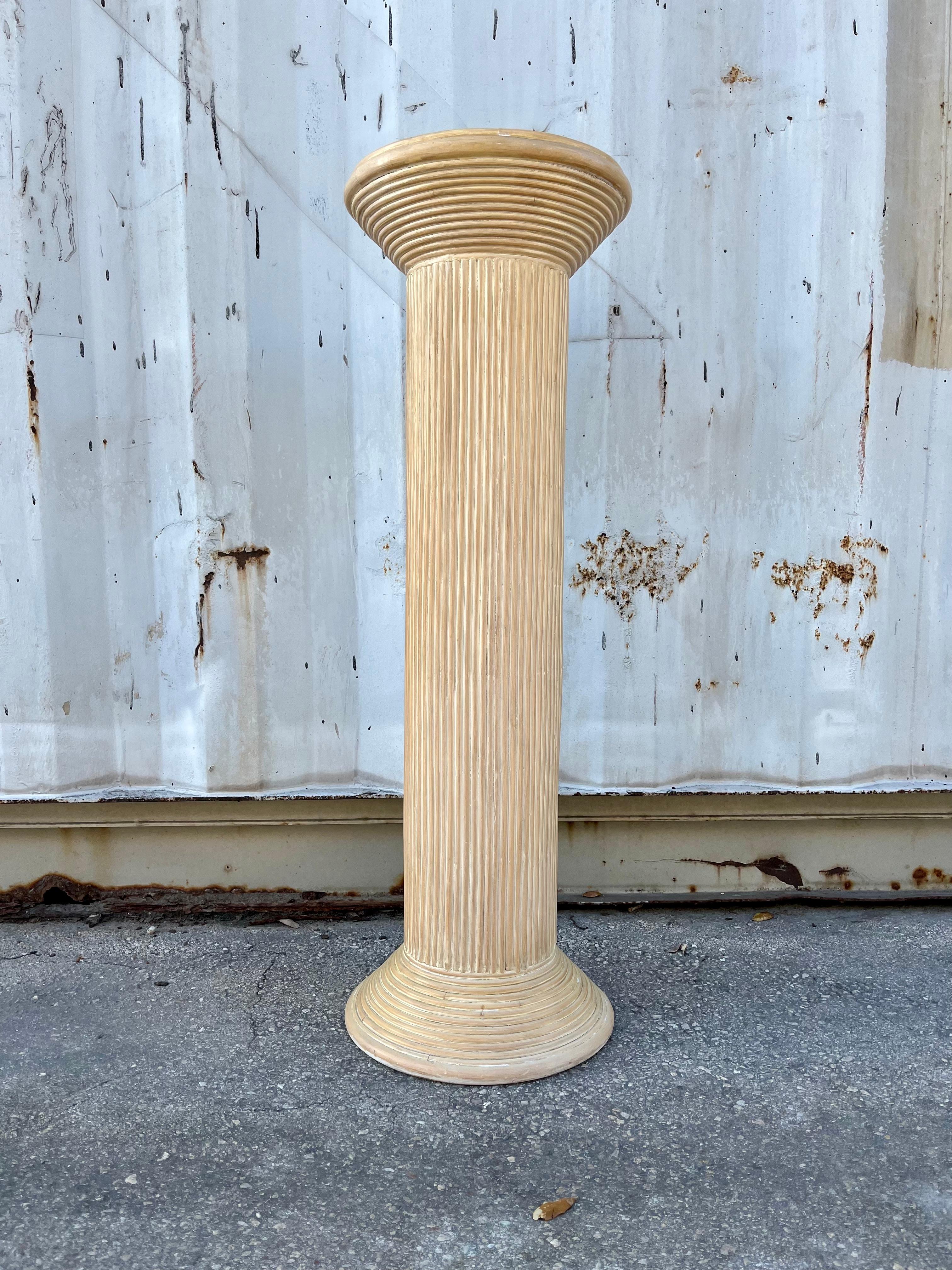 Vintage Bohemian / Coastal Style Split Reed Rattan Pedestal Column. Circa 1980s
Features a wooden body covered with a white-washed split reed cladding, a round top, and a base.
In good original condition with minor signs of wear and age. Please see