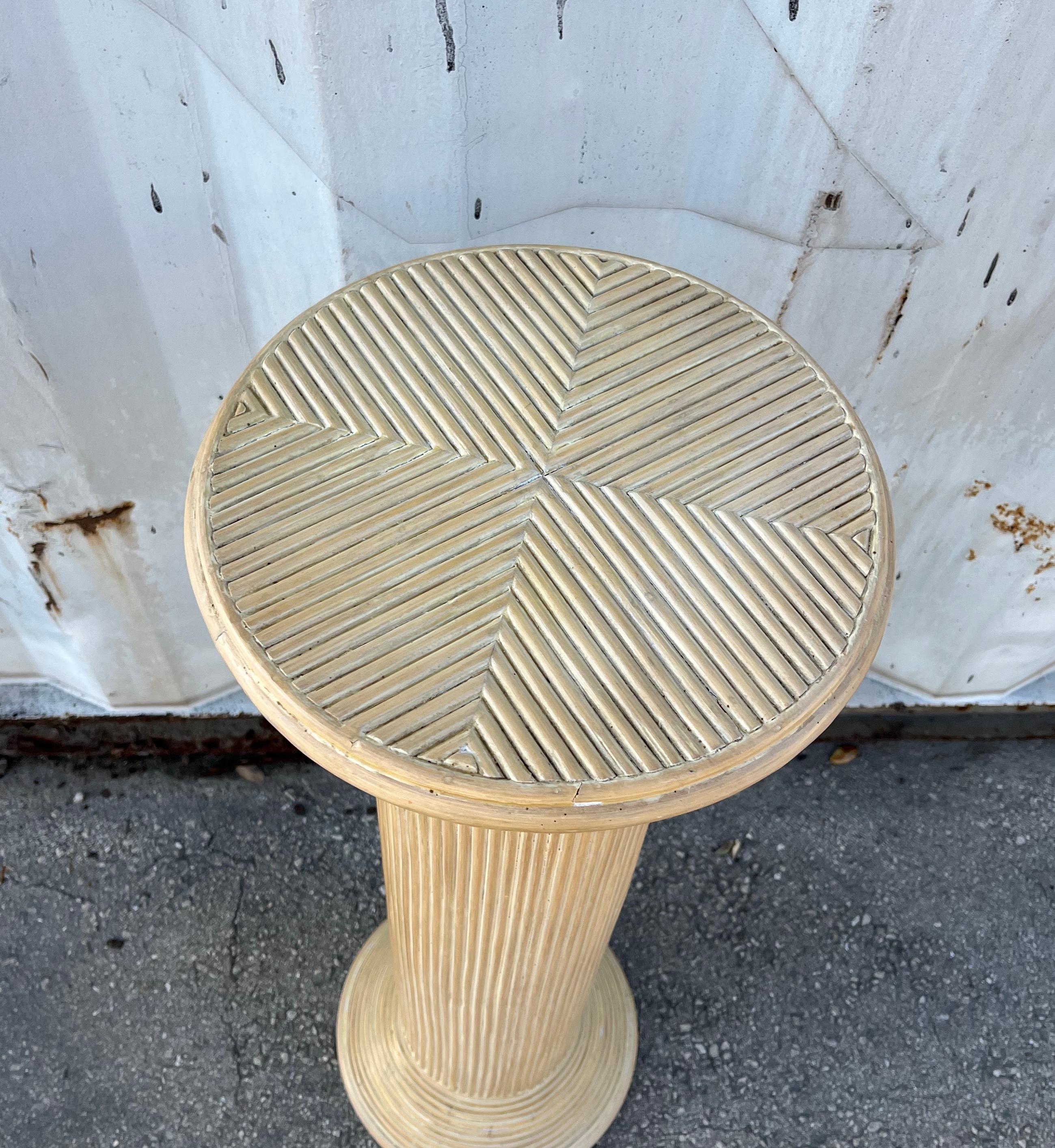 Bohemian / Coastal Style Split Reed Rattan Pedestal Column. Circa 1980s In Good Condition For Sale In Miami, FL