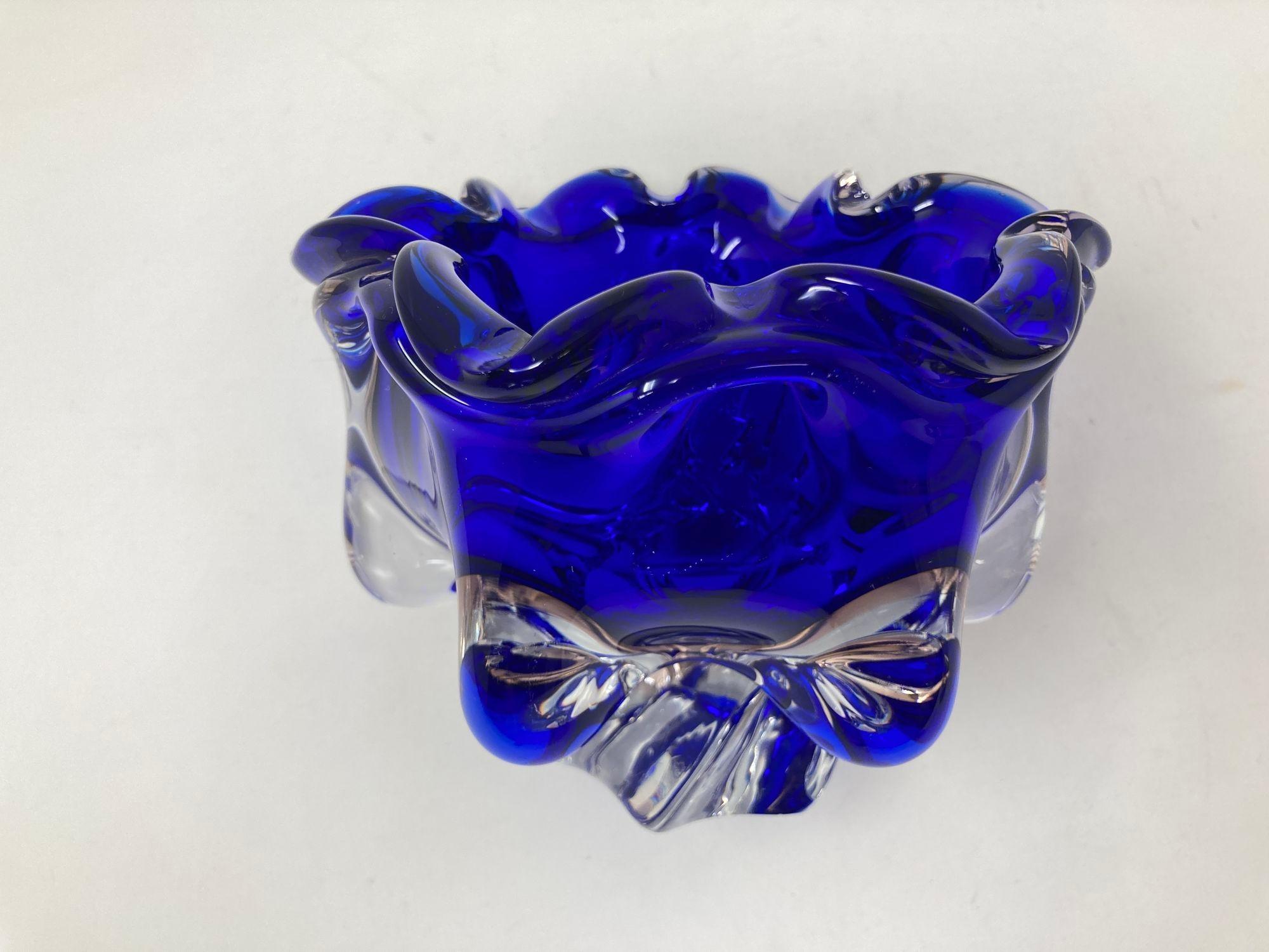 Ciotola in vetro artistico blu cobalto di Josef Hospodka 1960s in vendita 2