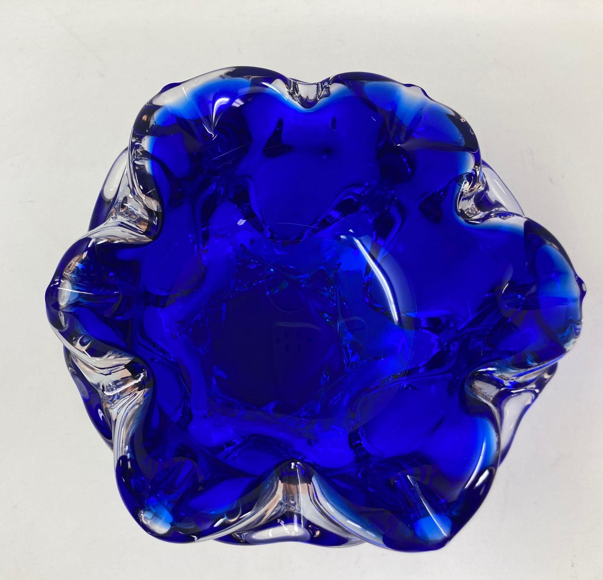 Ciotola in vetro artistico blu cobalto di Josef Hospodka 1960s in vendita 3