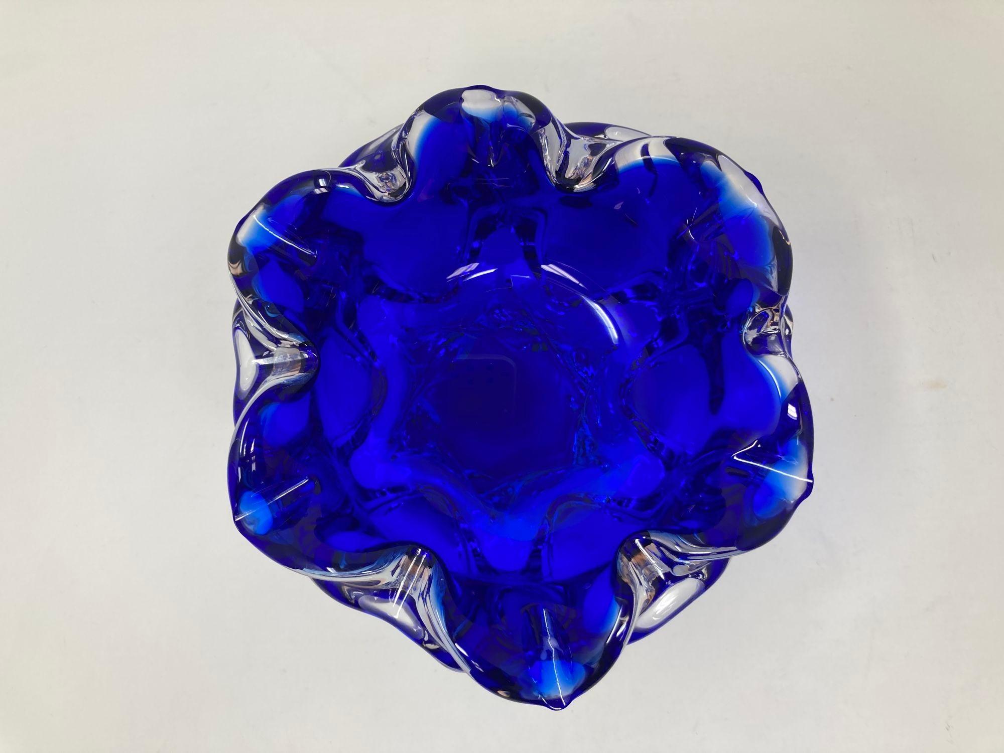 Ciotola in vetro artistico blu cobalto di Josef Hospodka (cecoslavo, 1923-1989) della Chribska Glassworks di Sklo, 1960 circa.
Ciotola con piede a forma di fiore in vetro artistico trasparente e blu reale della metà del secolo scorso, disegnata da