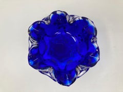 Cuenco bohemio de vidrio artístico azul cobalto de Josef Hospodka Años 60