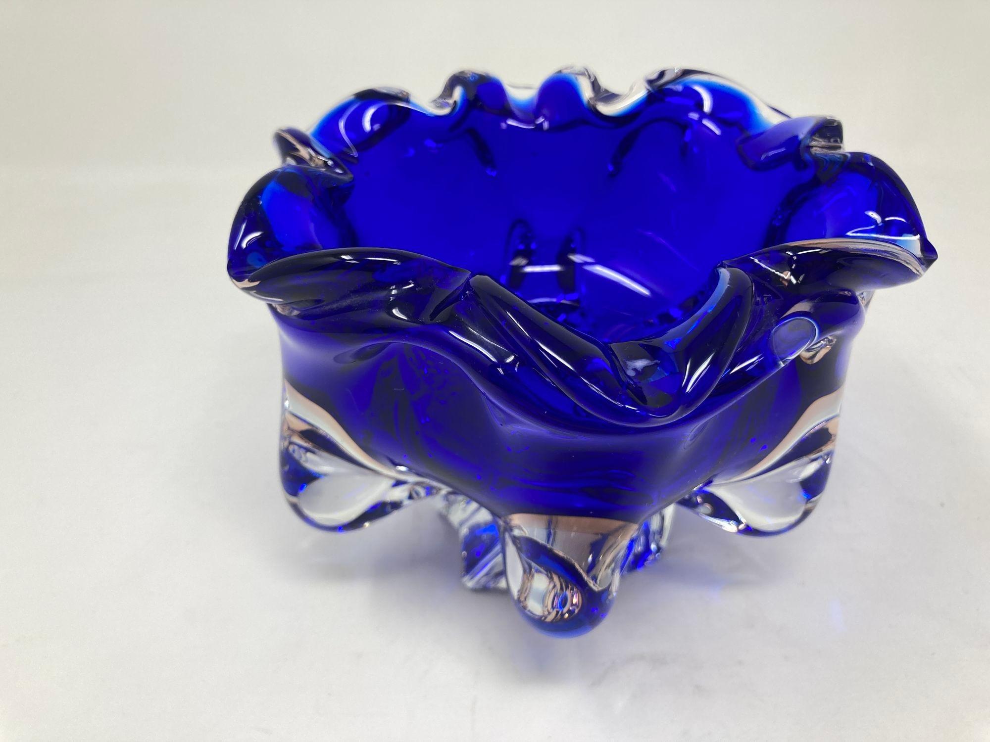 Organico moderno Ciotola in vetro artistico blu cobalto di Josef Hospodka 1960s in vendita