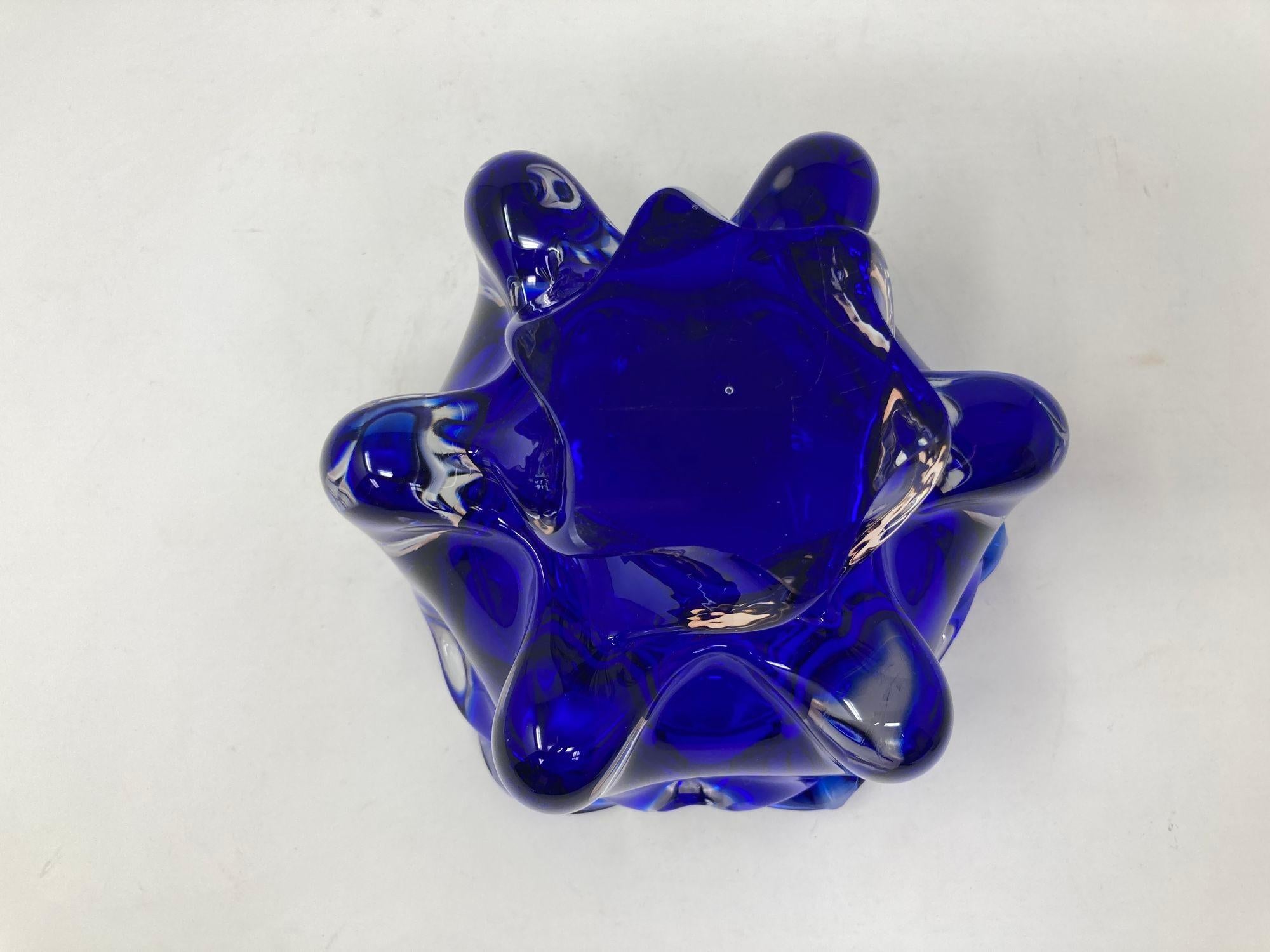 Fatto a mano Ciotola in vetro artistico blu cobalto di Josef Hospodka 1960s in vendita