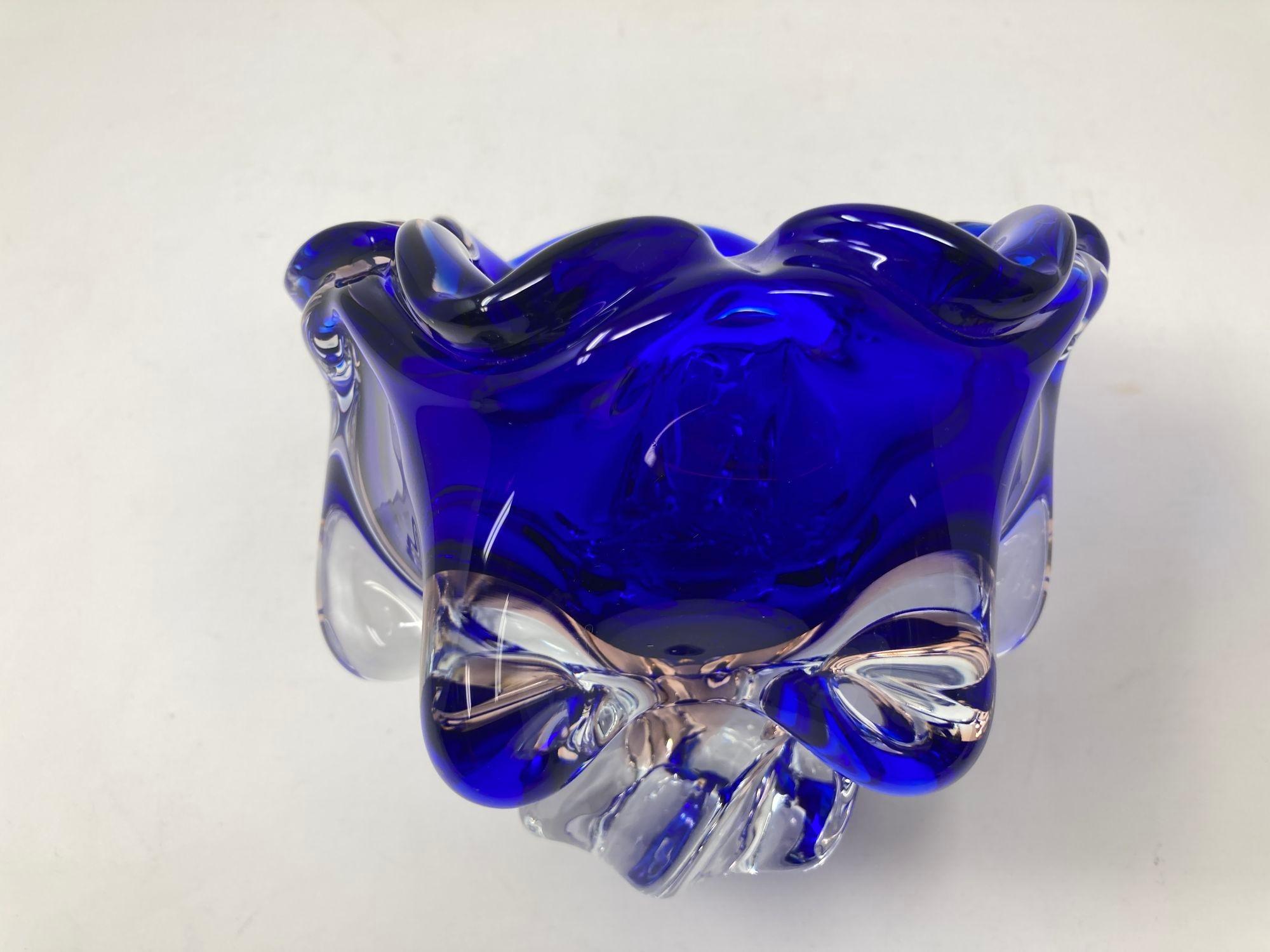 Ciotola in vetro artistico blu cobalto di Josef Hospodka 1960s in vendita 1