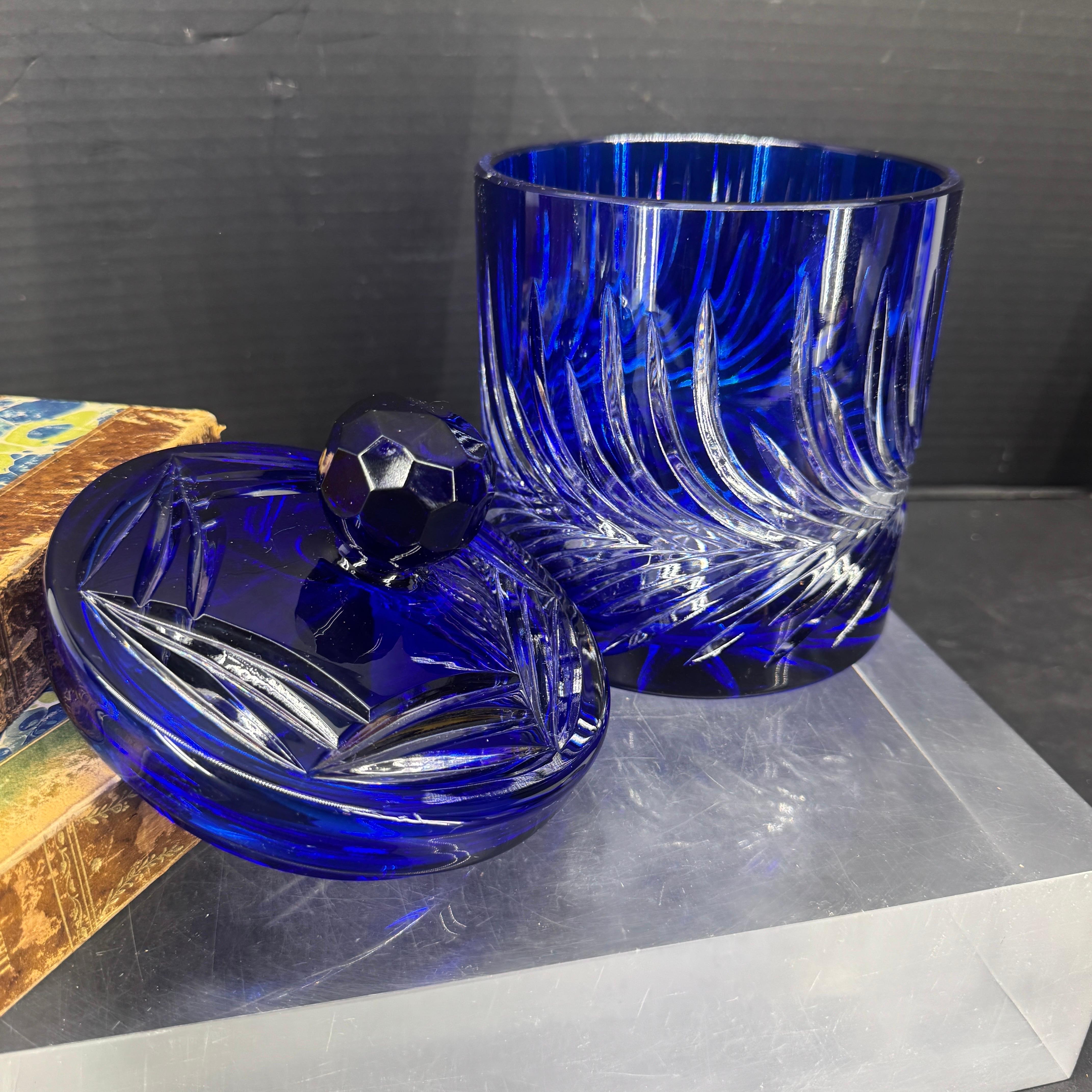 Jarre à couvercle en verre taillé bleu cobalt de Bohème en vente 2