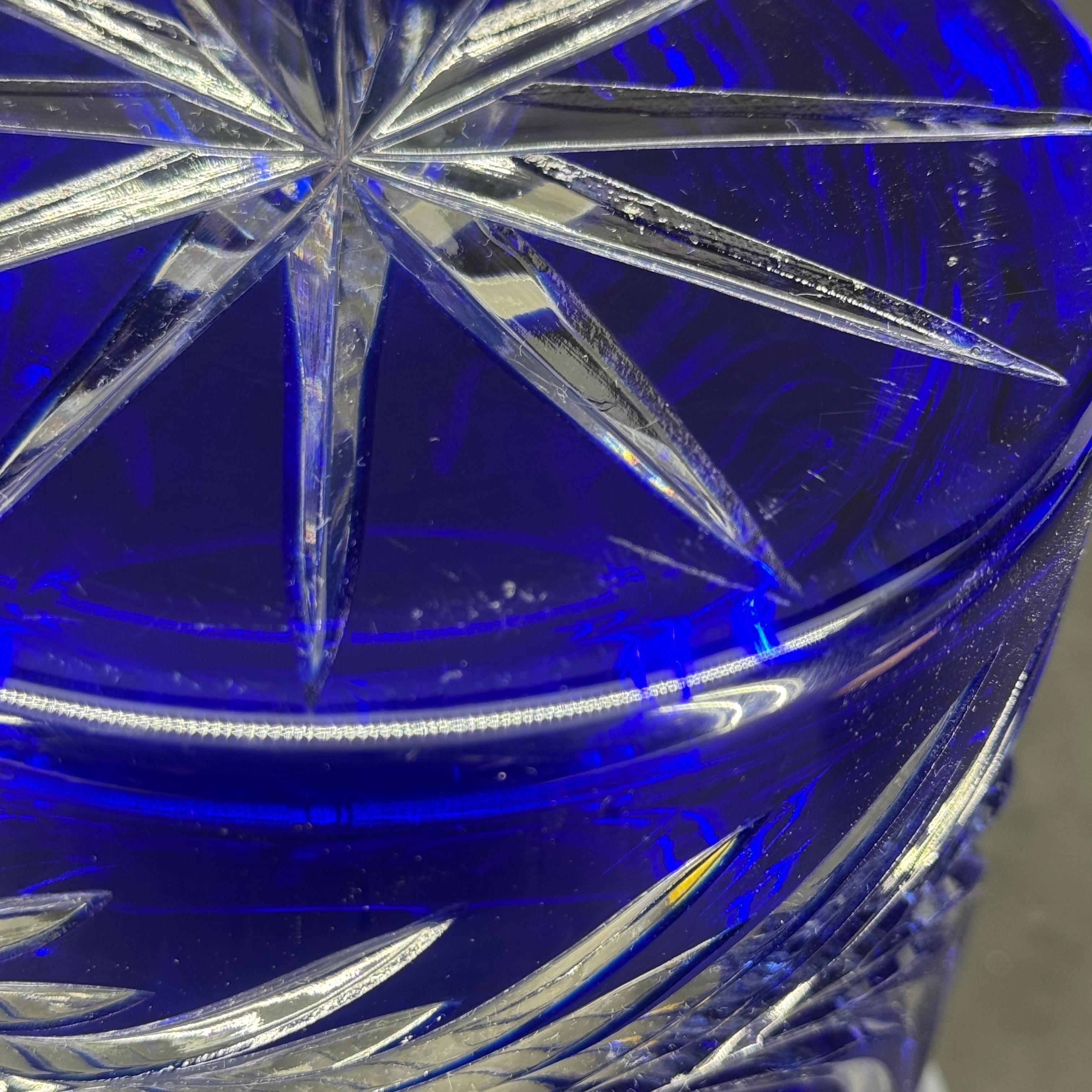 Jarre à couvercle en verre taillé bleu cobalt de Bohème en vente 3