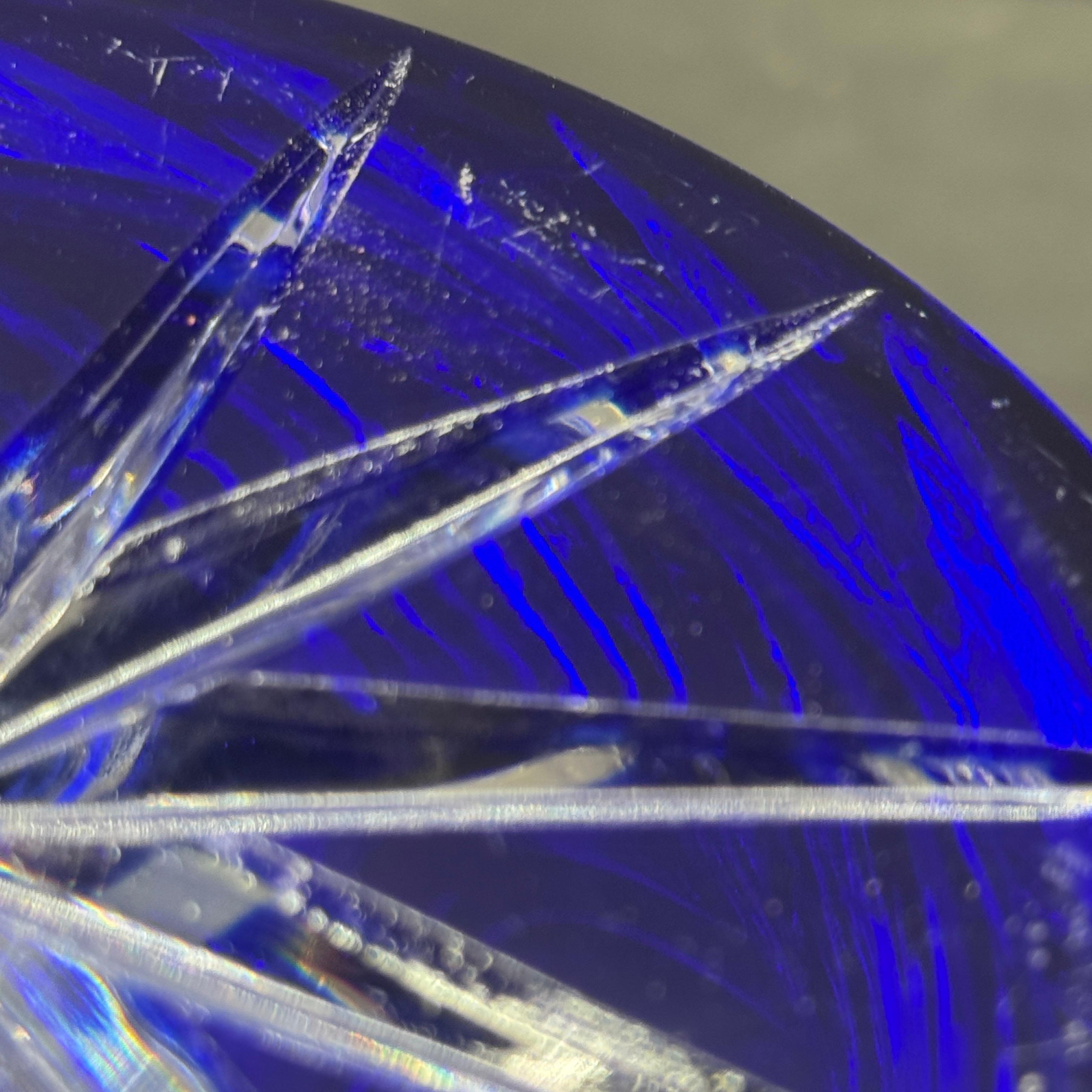 Jarre à couvercle en verre taillé bleu cobalt de Bohème en vente 4