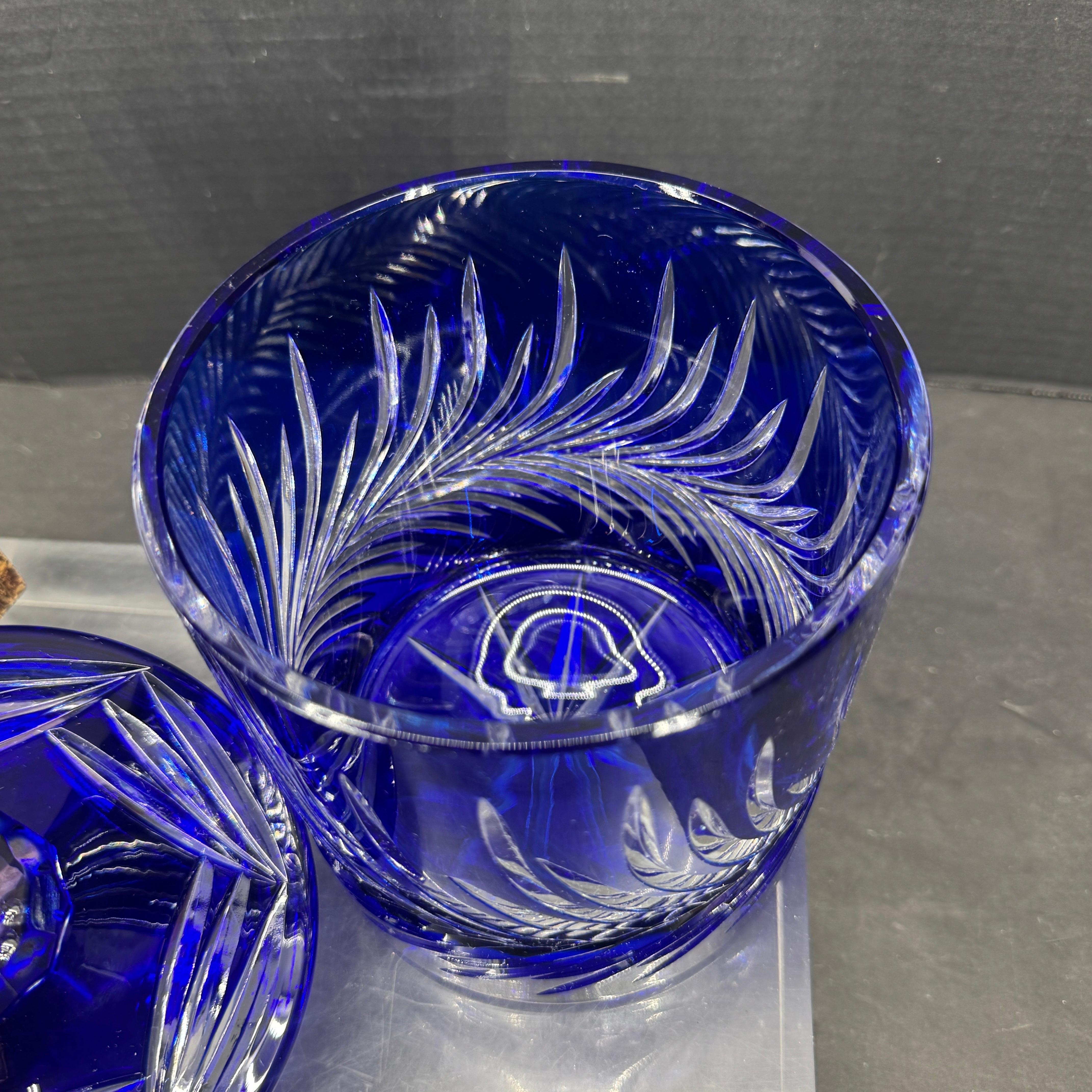 Jarre à couvercle en verre taillé bleu cobalt de Bohème en vente 6
