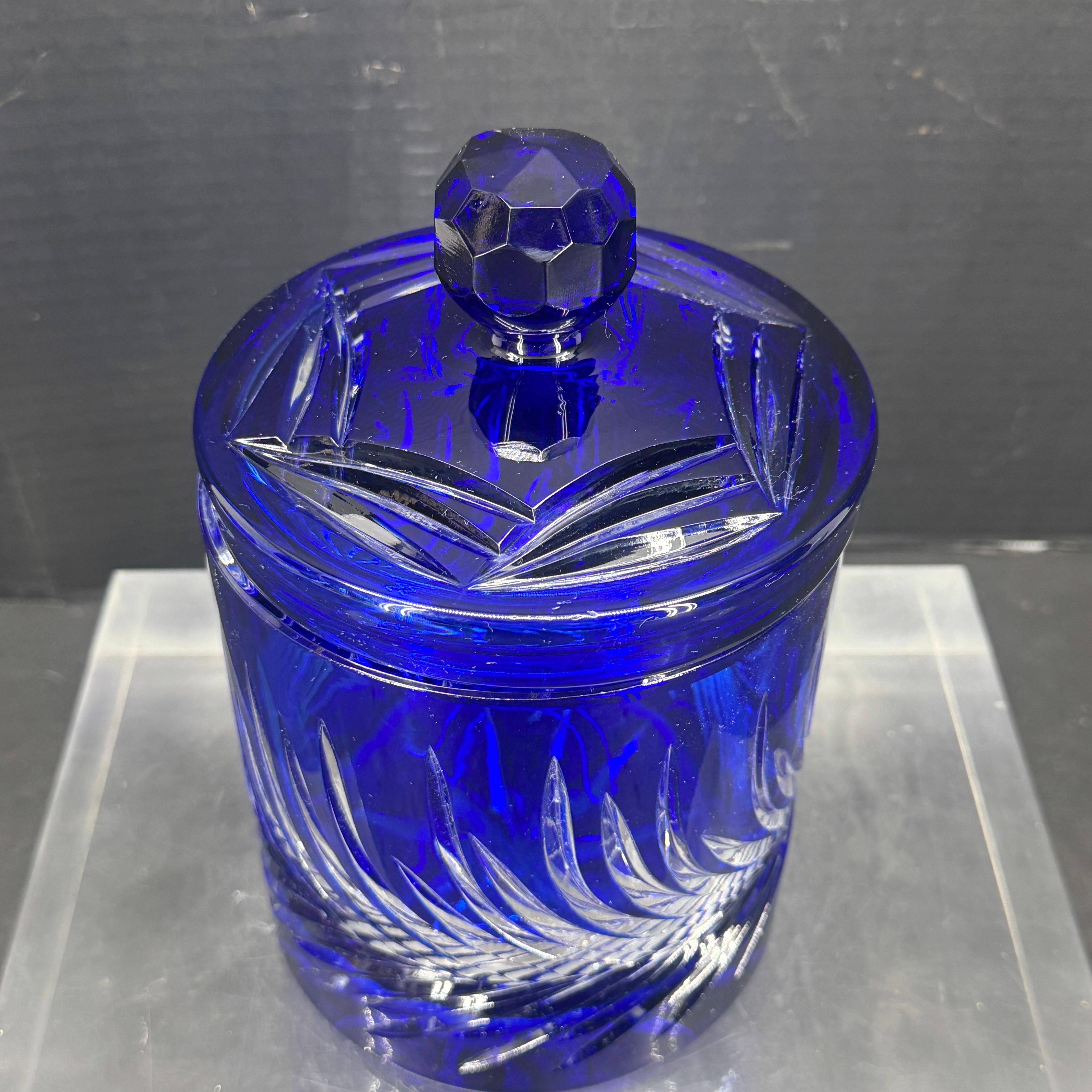 Jarre à couvercle en verre taillé bleu cobalt de Bohème en vente 7