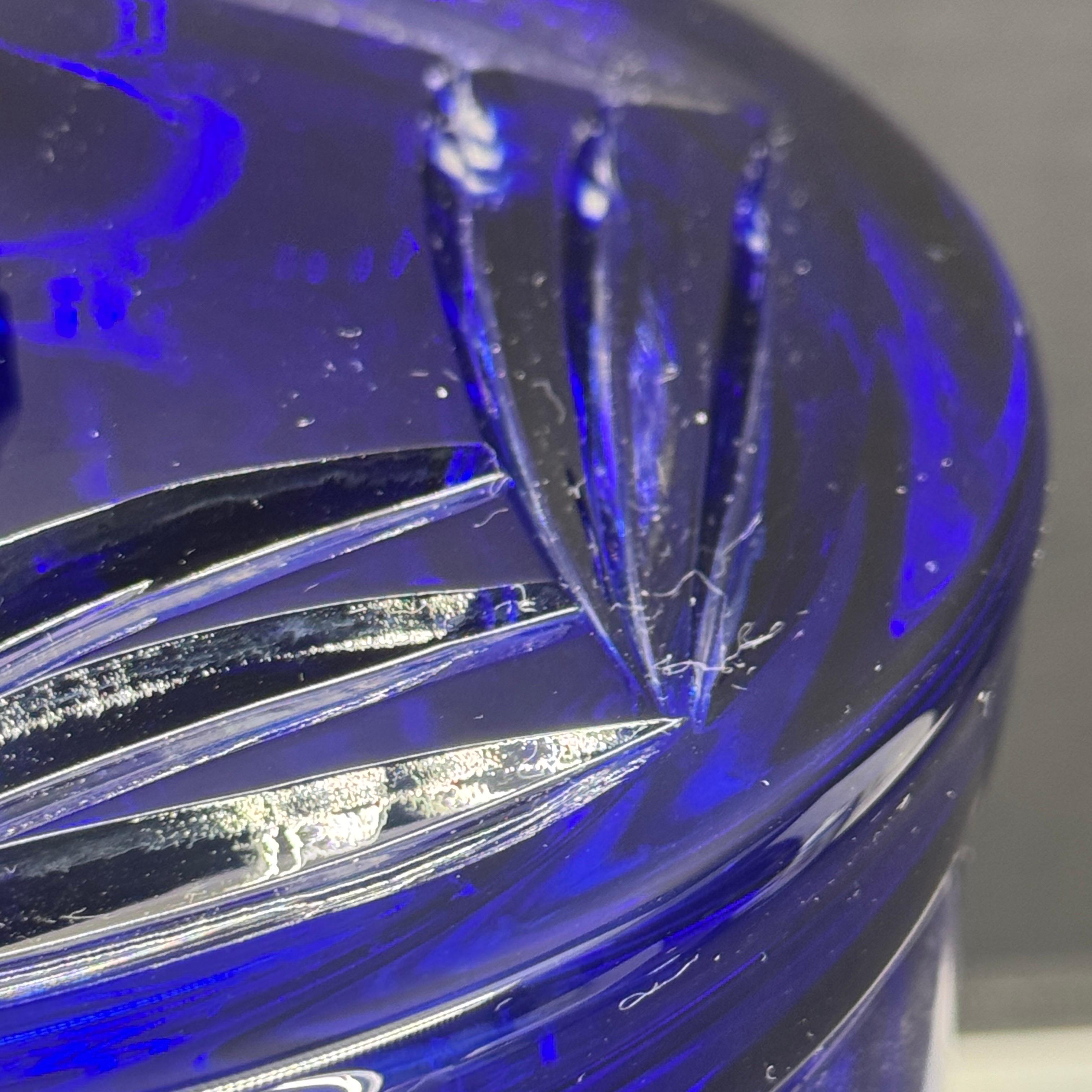 Jarre à couvercle en verre taillé bleu cobalt de Bohème en vente 8