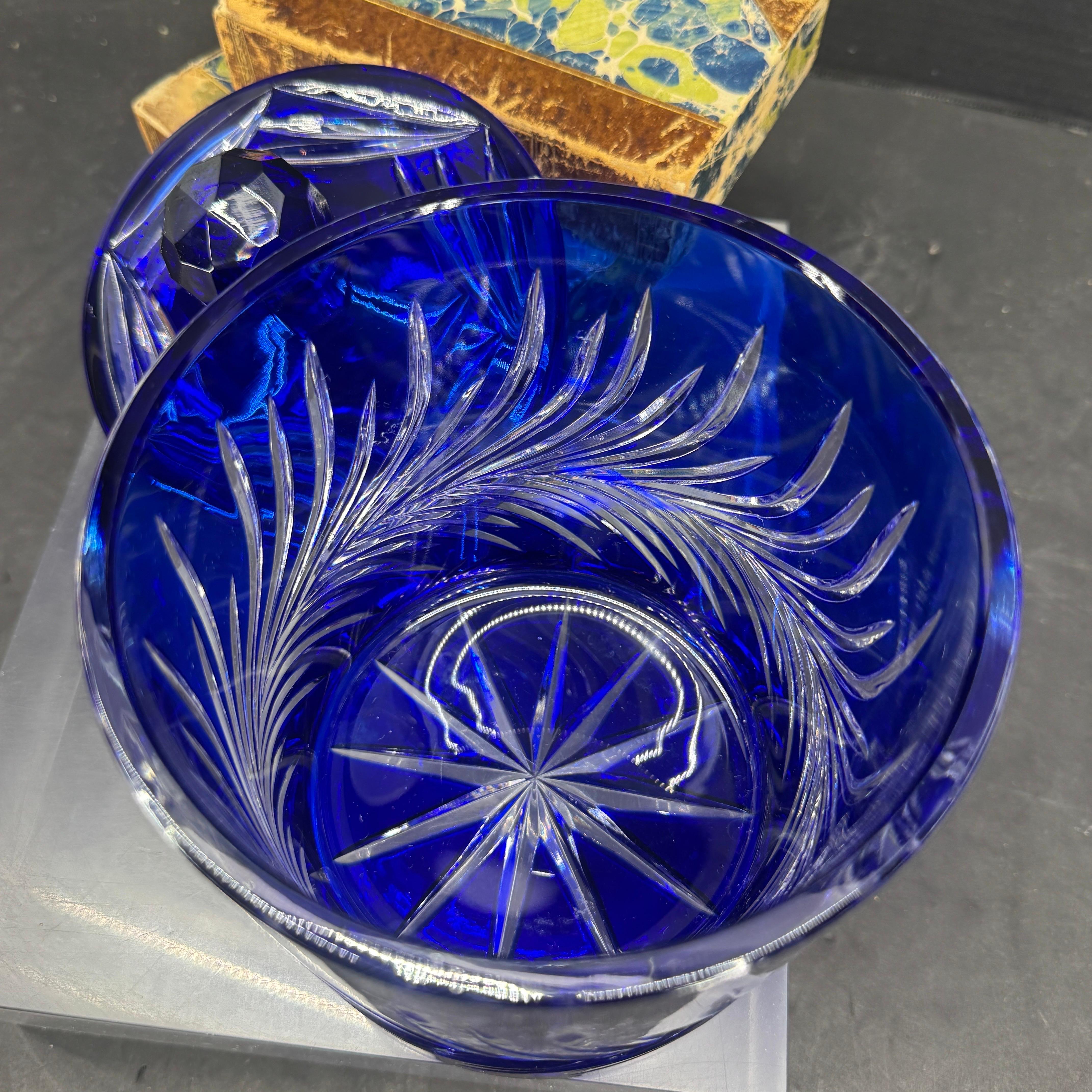 Jarre à couvercle en verre taillé bleu cobalt de Bohème en vente 9