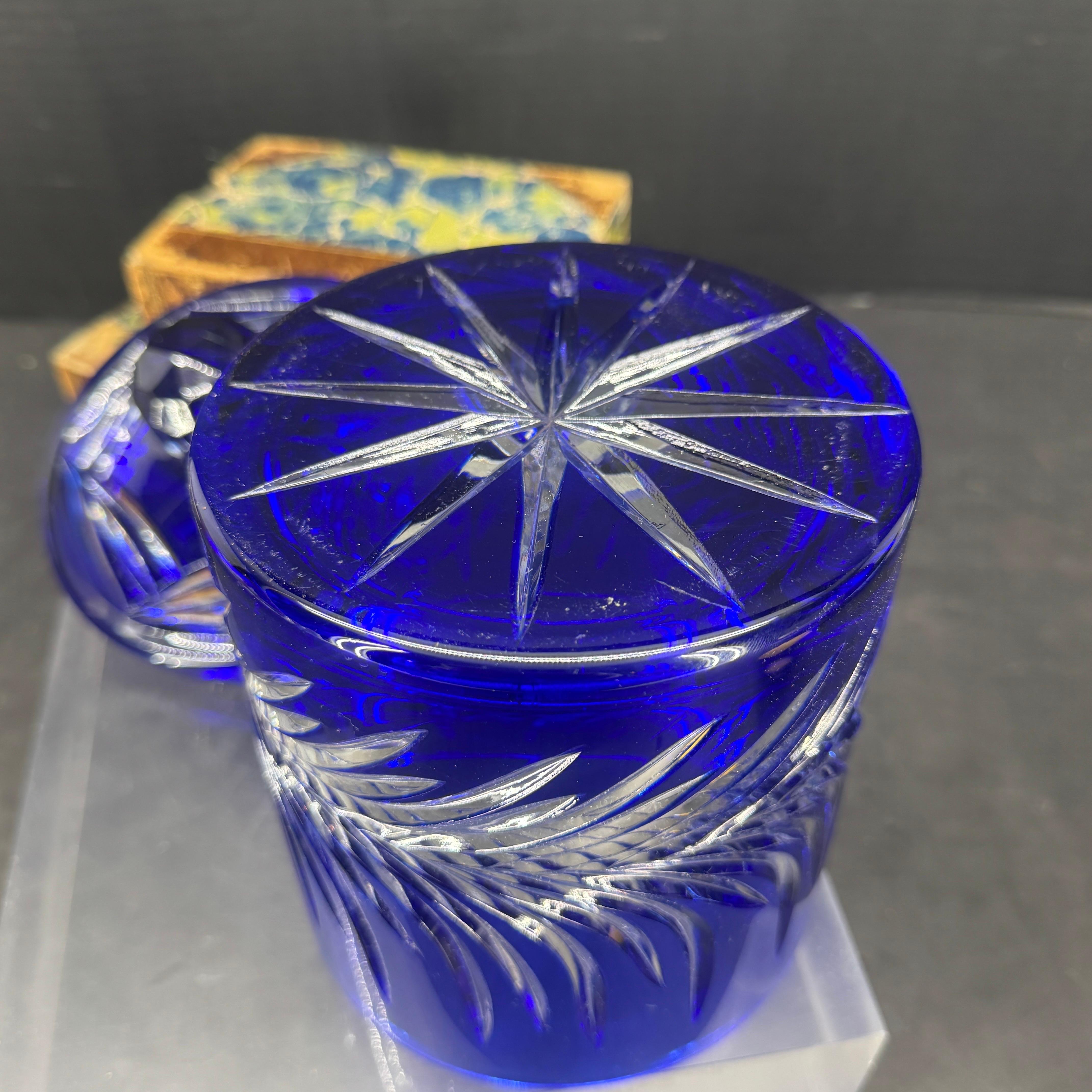 Jarre à couvercle en verre taillé bleu cobalt de Bohème en vente 10