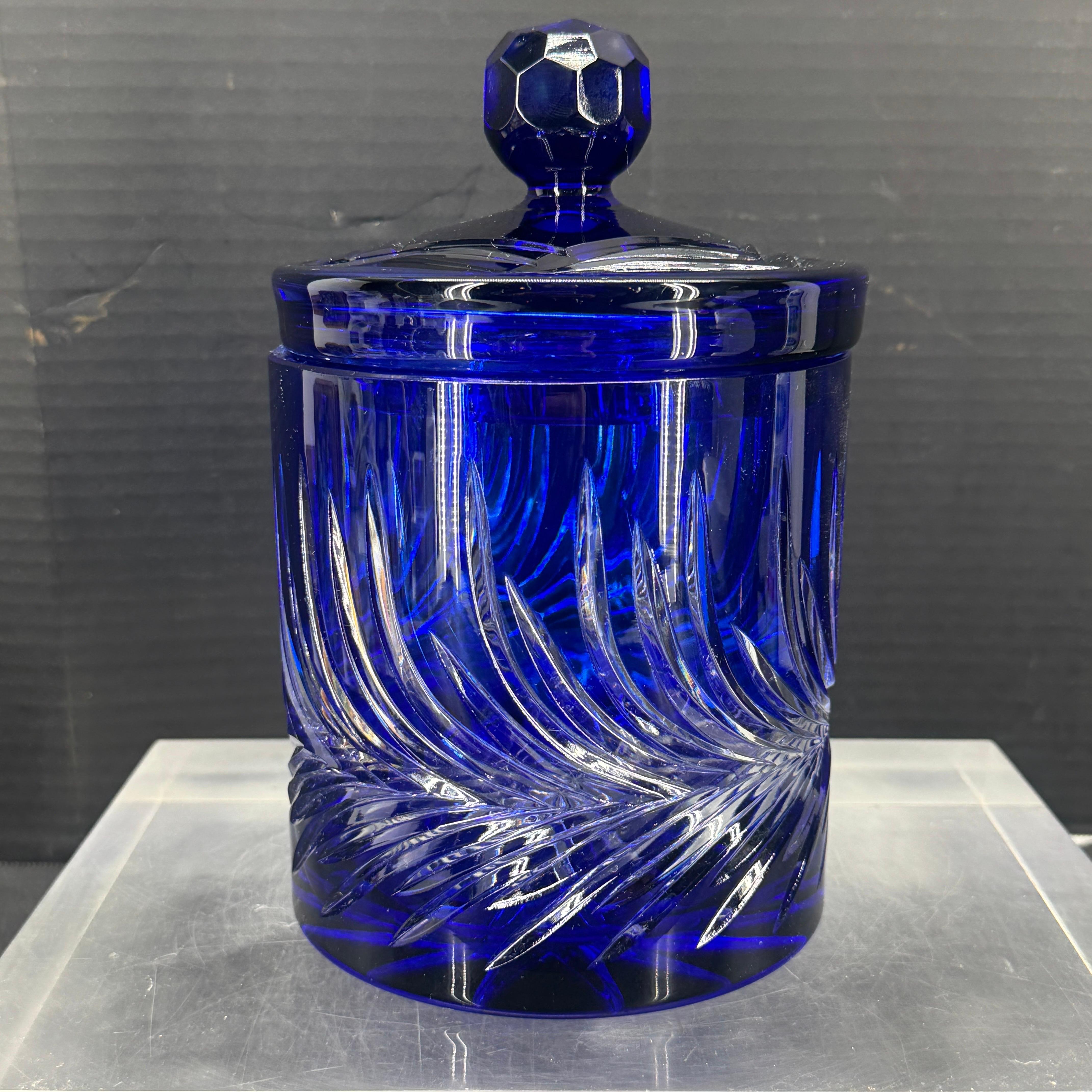 Jarre à couvercle en verre taillé bleu cobalt de Bohème en vente 11