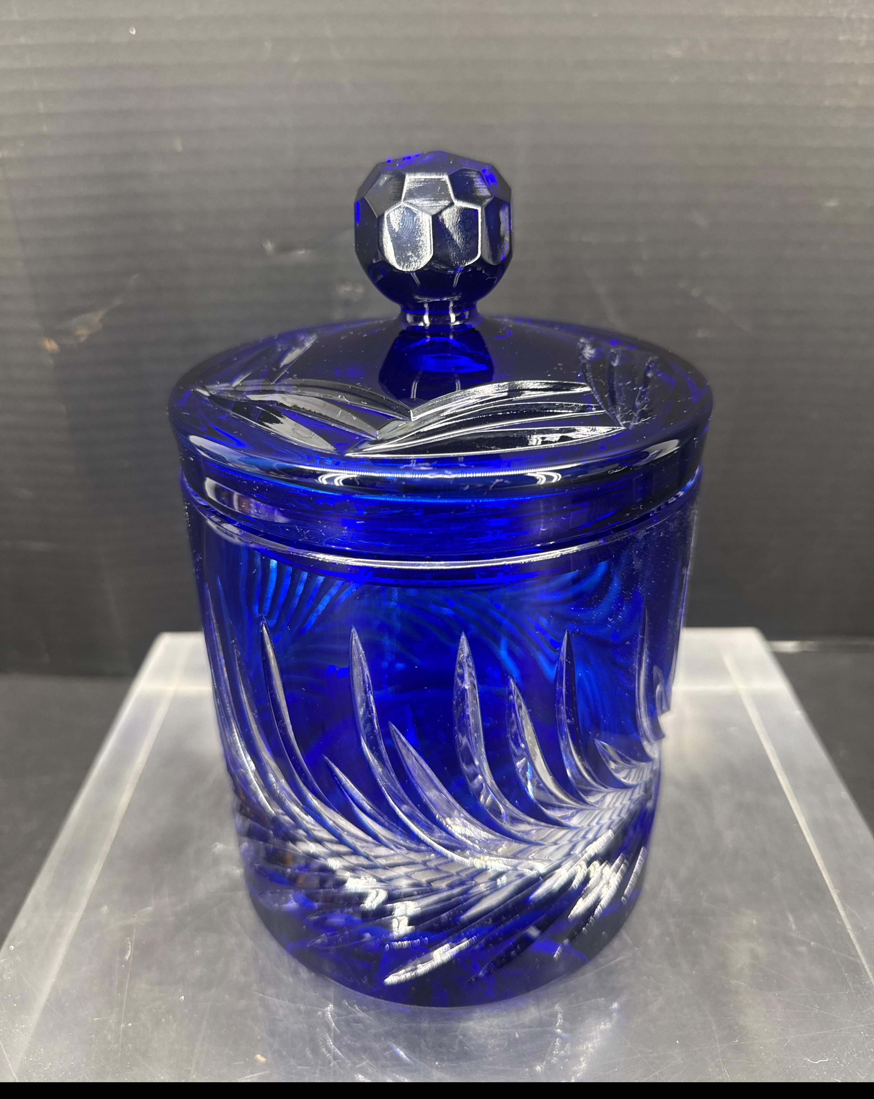 Mid-Century Modern Jarre à couvercle en verre taillé bleu cobalt de Bohème en vente