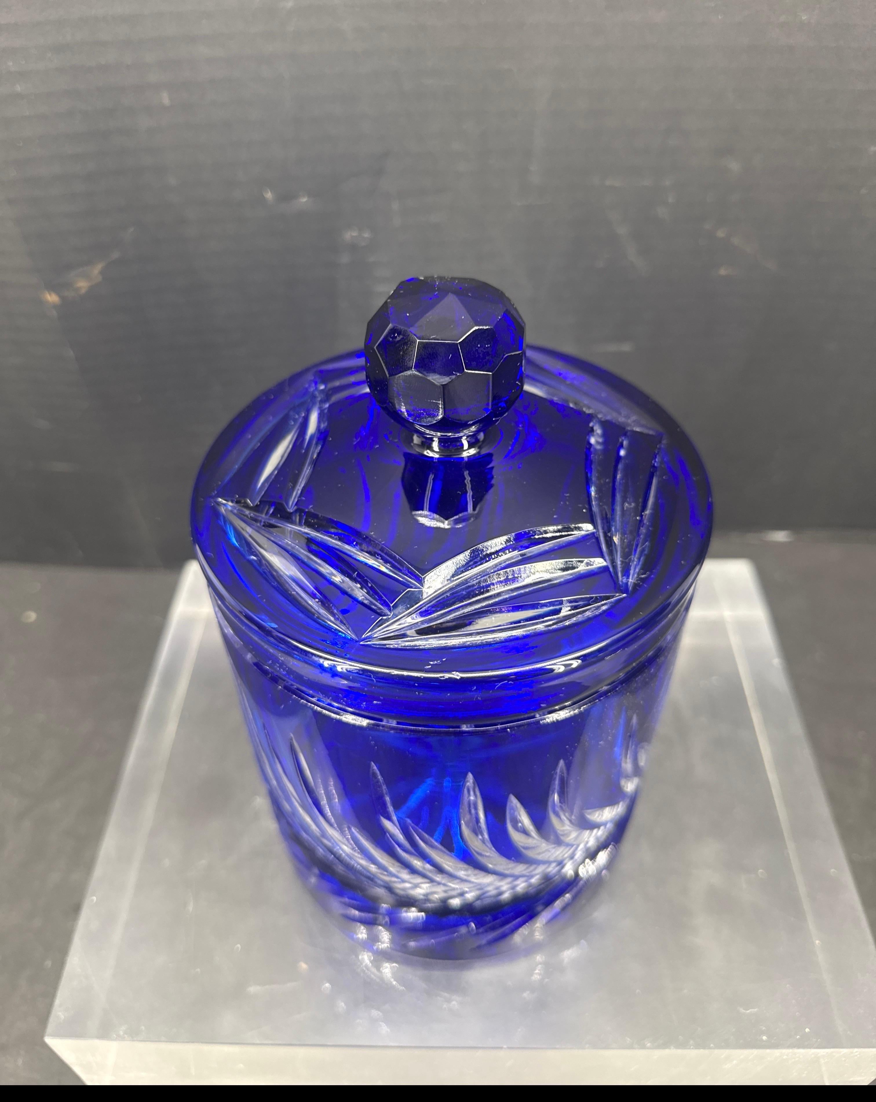 Européen Jarre à couvercle en verre taillé bleu cobalt de Bohème en vente