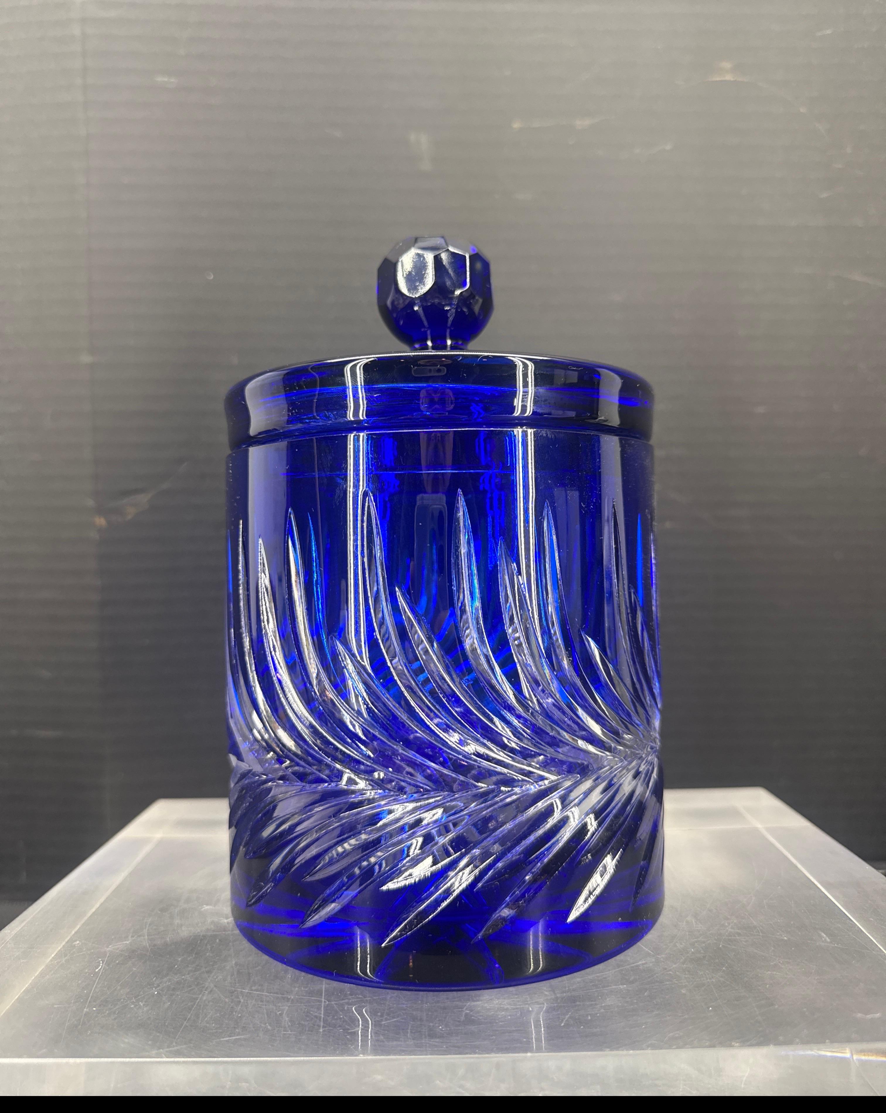 Fait main Jarre à couvercle en verre taillé bleu cobalt de Bohème en vente